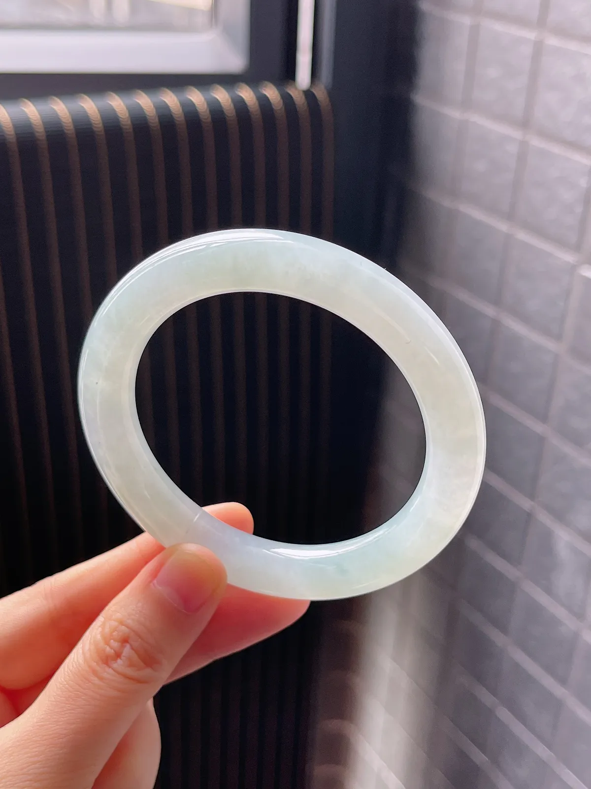 圆镯56圈口，翡翠冰糯种淡绿色手镯