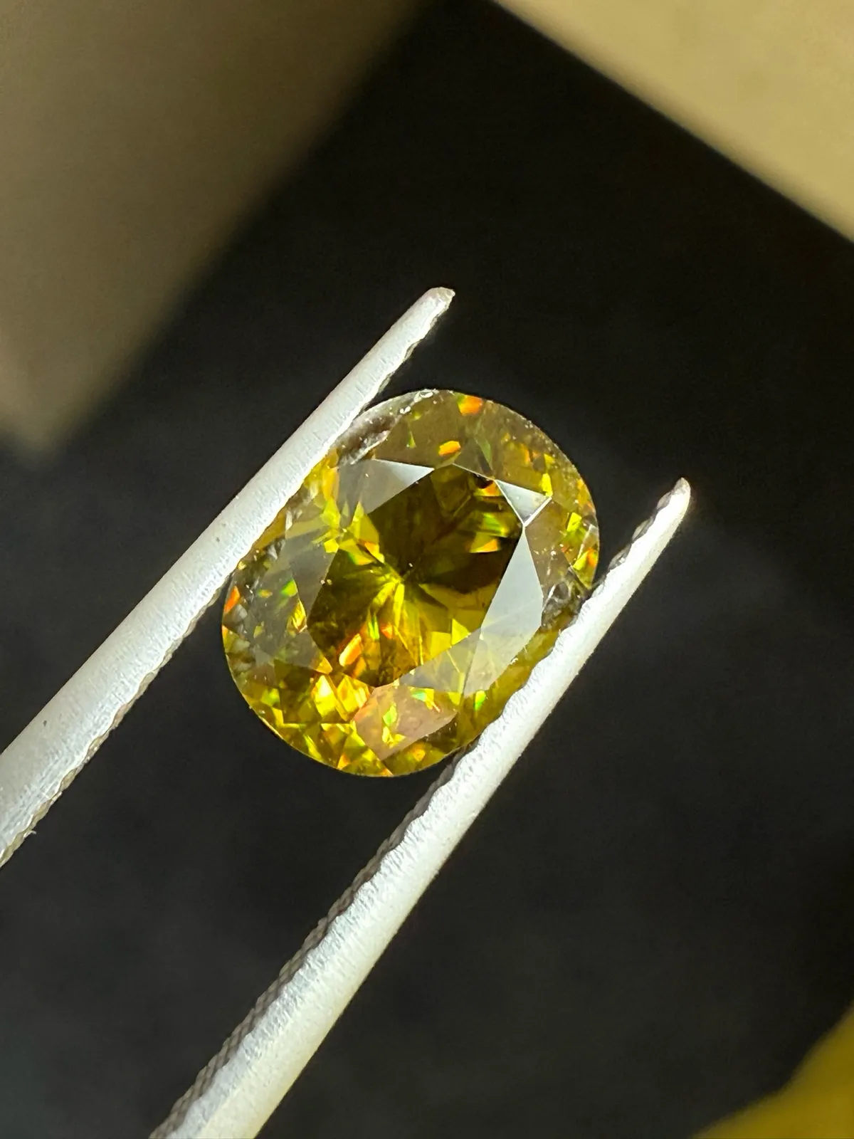 2.24克拉天然榍石戒面裸石，颜色超美，火彩超好，尺寸：8.6*6.8*5.3mm