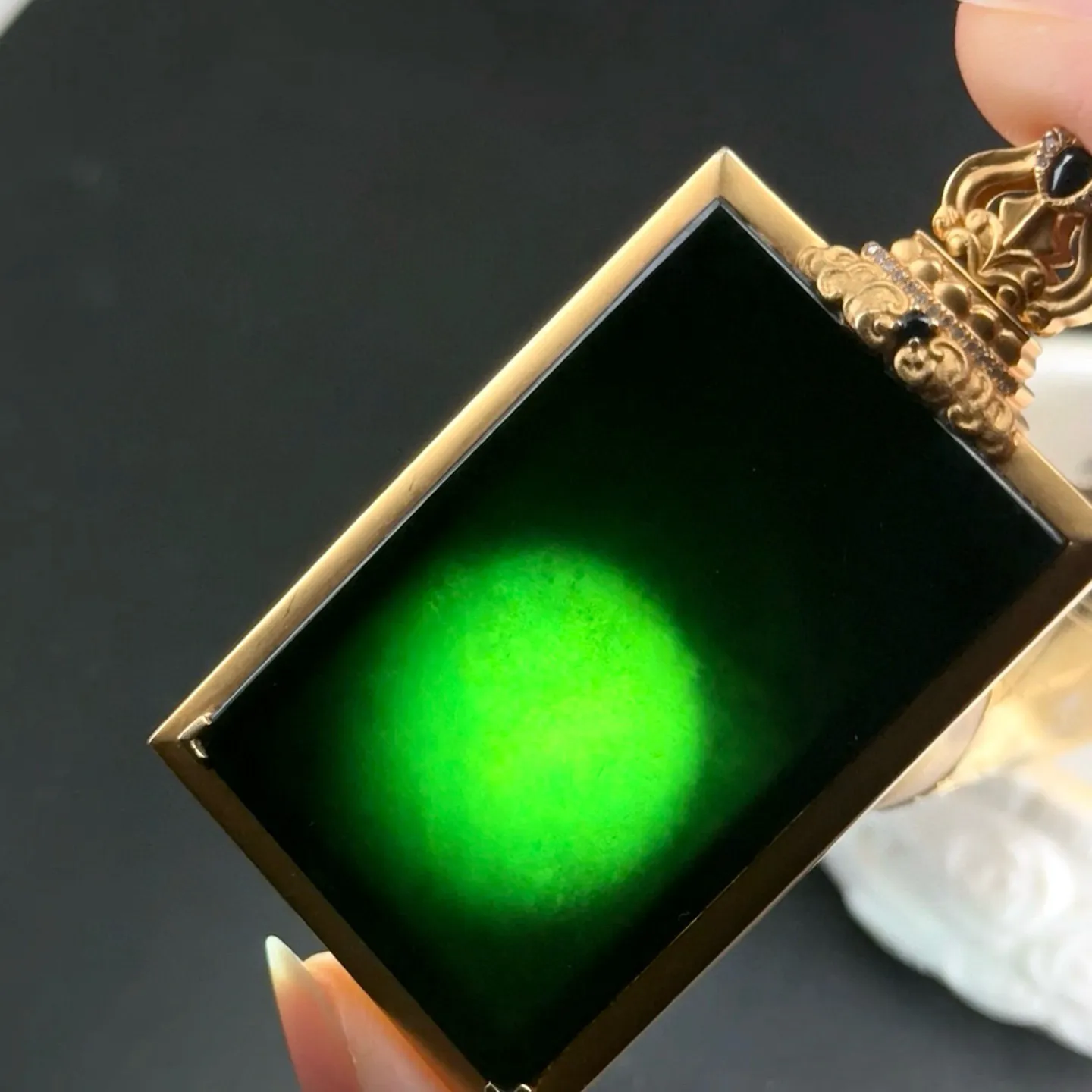 精品18k重金豪镶墨翠无事牌 种好色正 黑度极好 打灯通透 油性十足 尺寸65.1