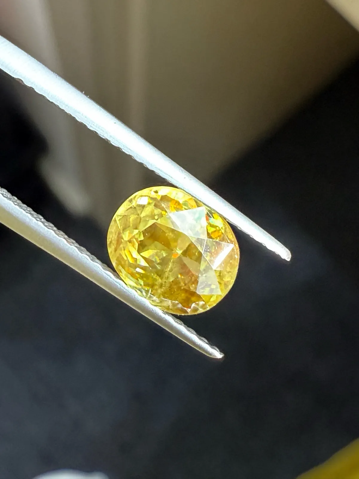 1.955克拉天然榍石戒面裸石，颜色超美，火彩超好，尺寸：7.8*6.5*4.6mm