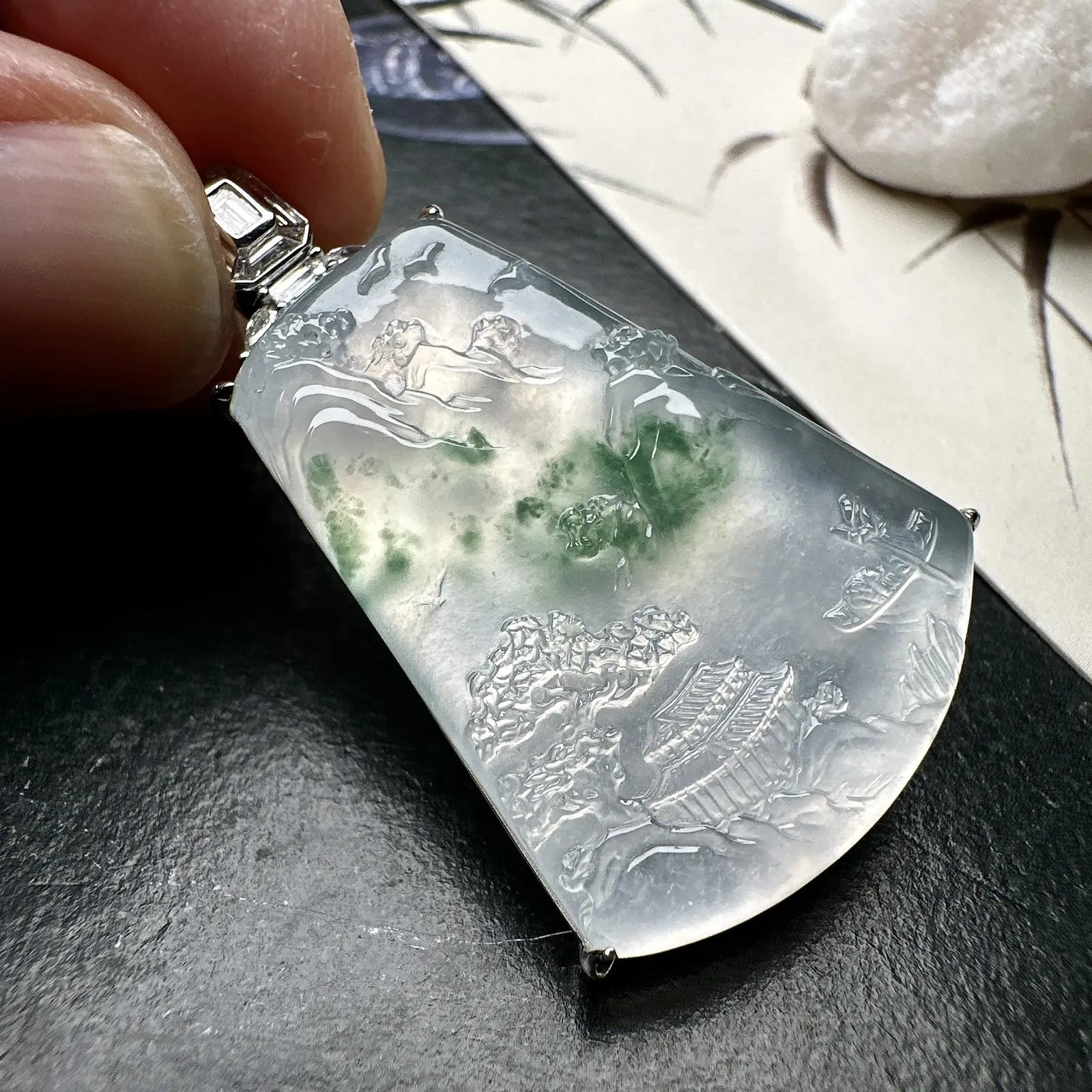 【冰种飘花山水】种地很不错，冰感十足，通透度好，画面感强烈，稀有的好山水，18k金钻镶嵌，裸石尺寸34.5*27.4*4.5毫米