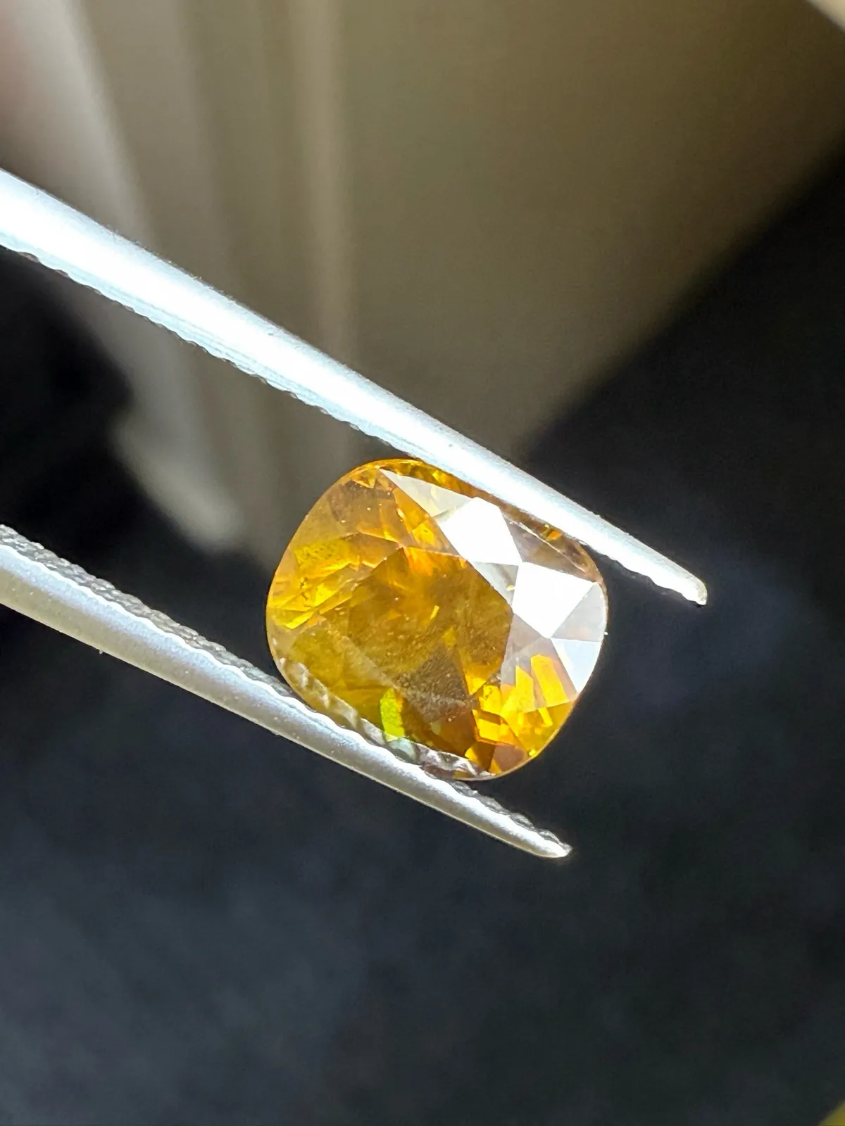 2.21克拉天然榍石戒面裸石，颜色超美，火彩超好，尺寸：8.2*7.2*5.1mm