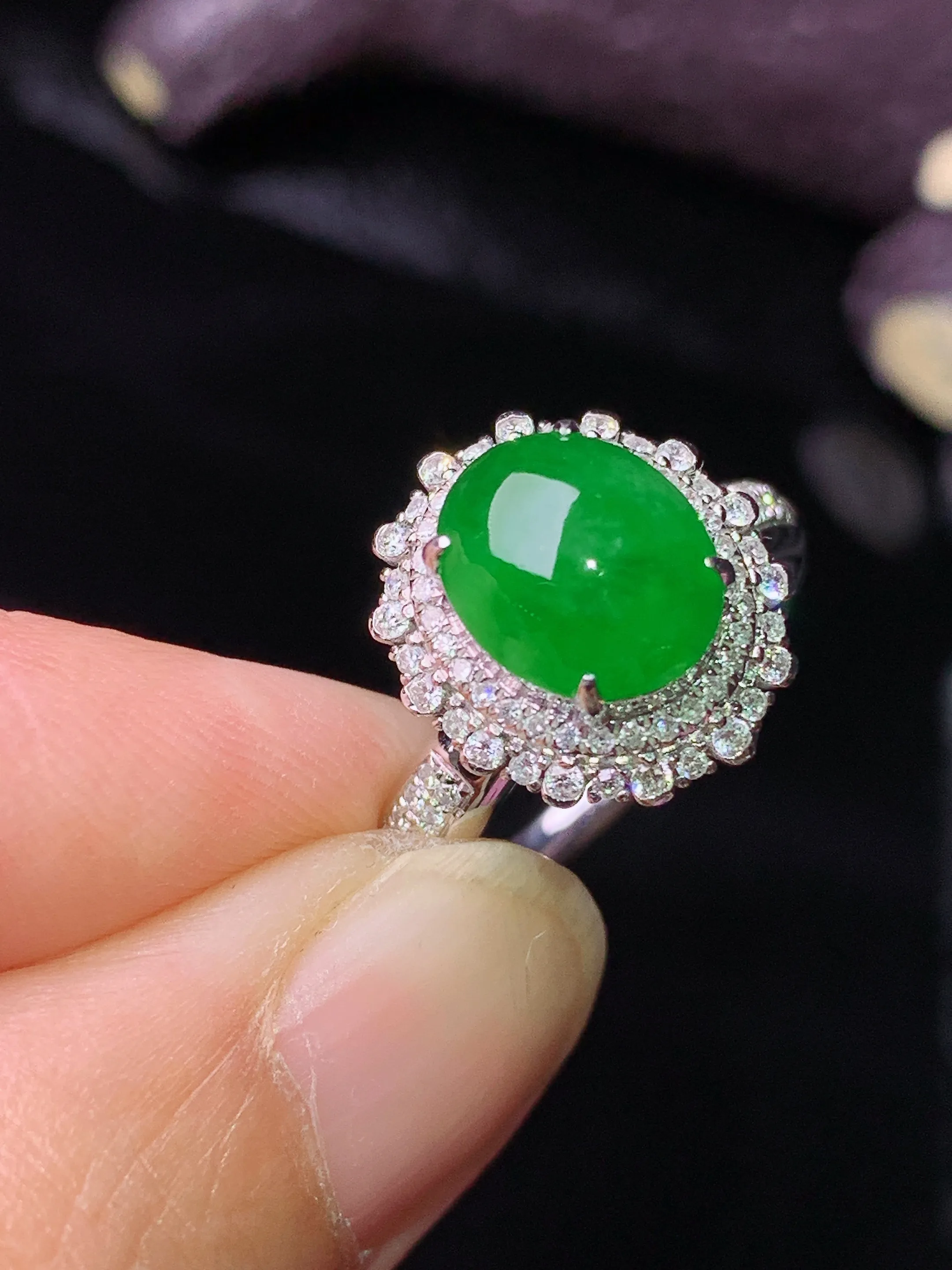 18k金钻镶嵌满绿蛋面戒指 玉质细腻 色泽清新艳丽 圈口14.5 整体尺寸14*12.2*10