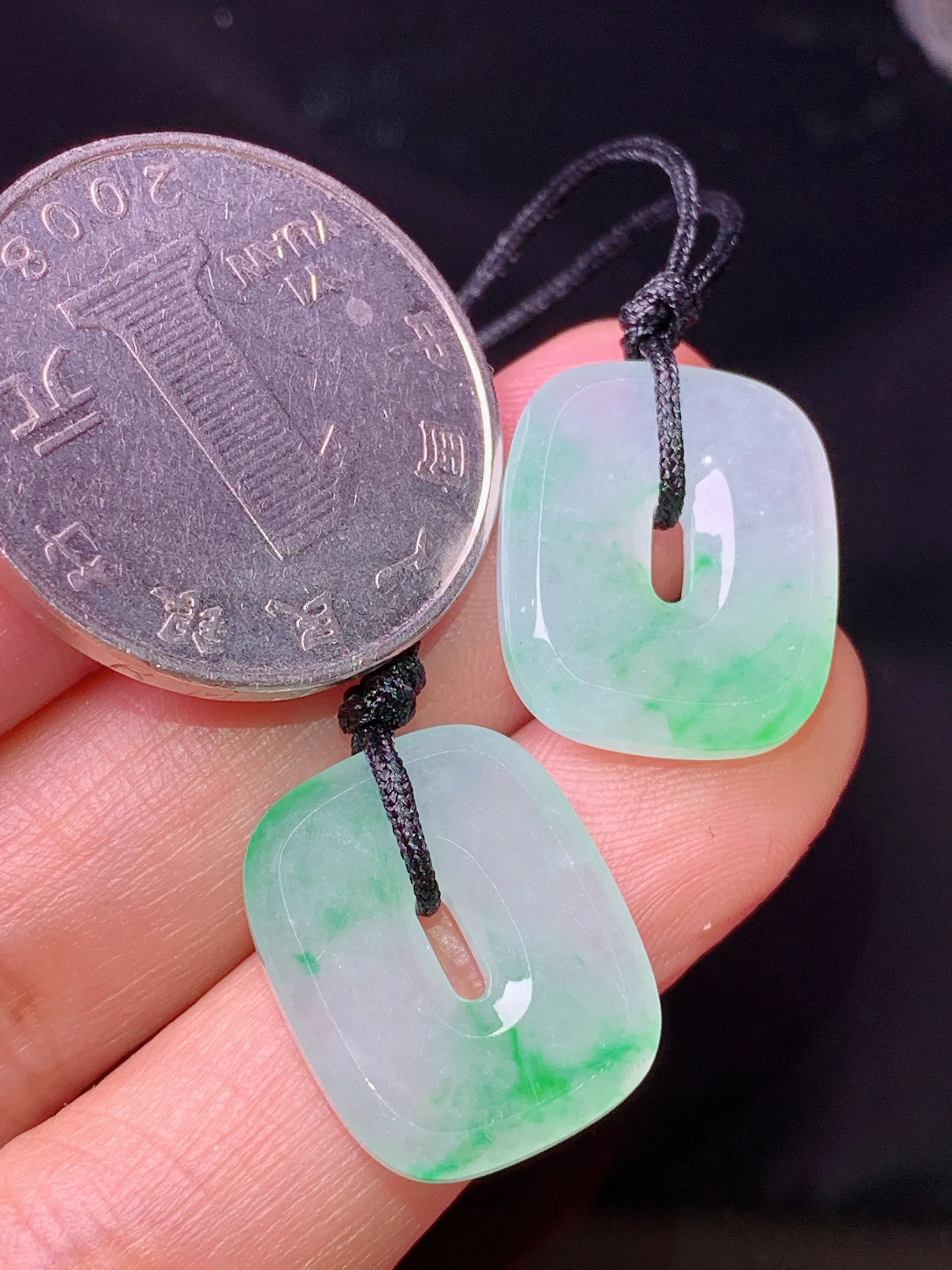 飘绿平安扣一对 玉质细腻 色泽清新艳丽 整体尺寸17.8*14.8*3.8