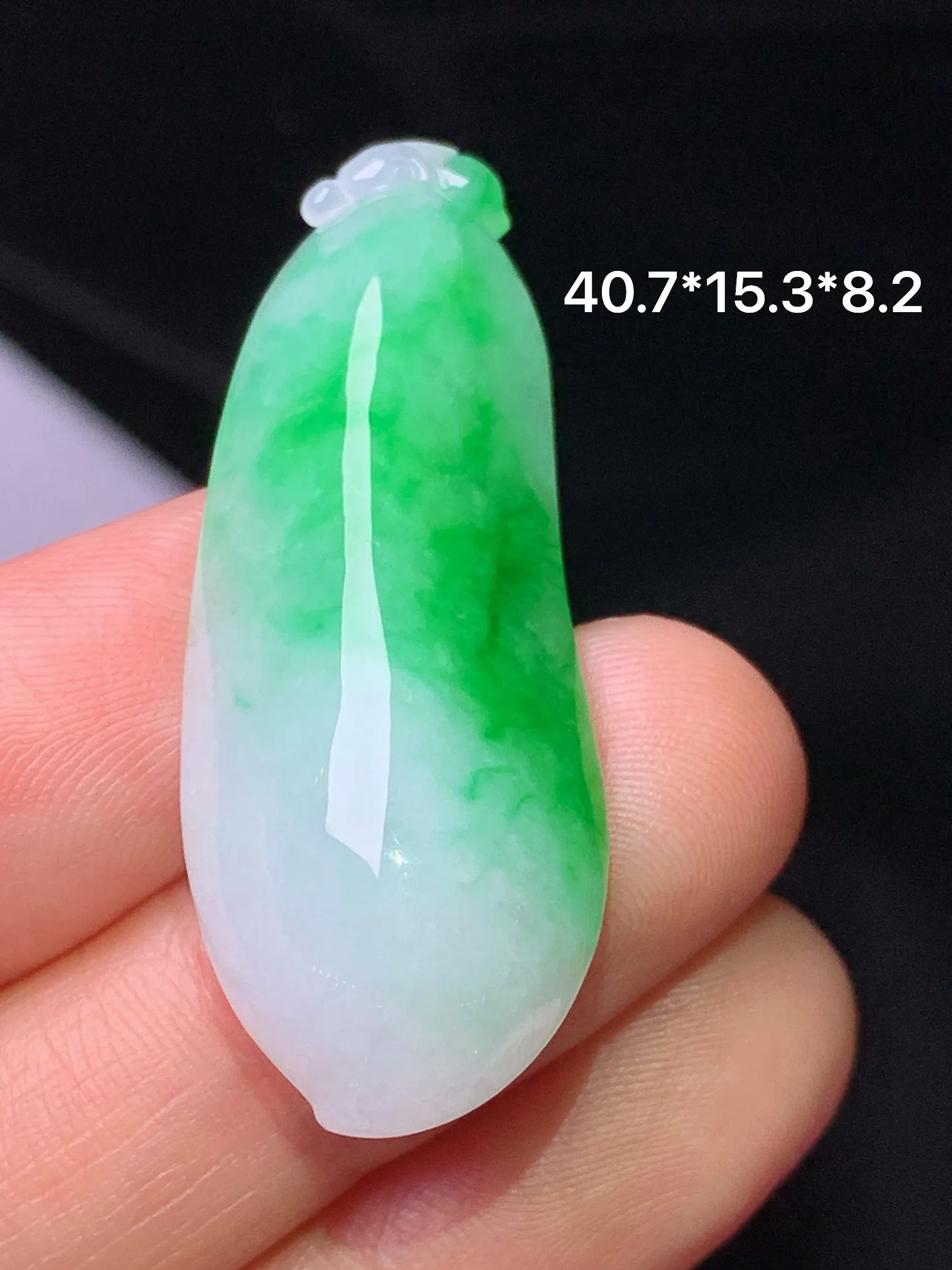 飘绿福瓜吊坠 玉质细腻 色泽清新艳丽 整体尺寸40.7*15.3*8.2