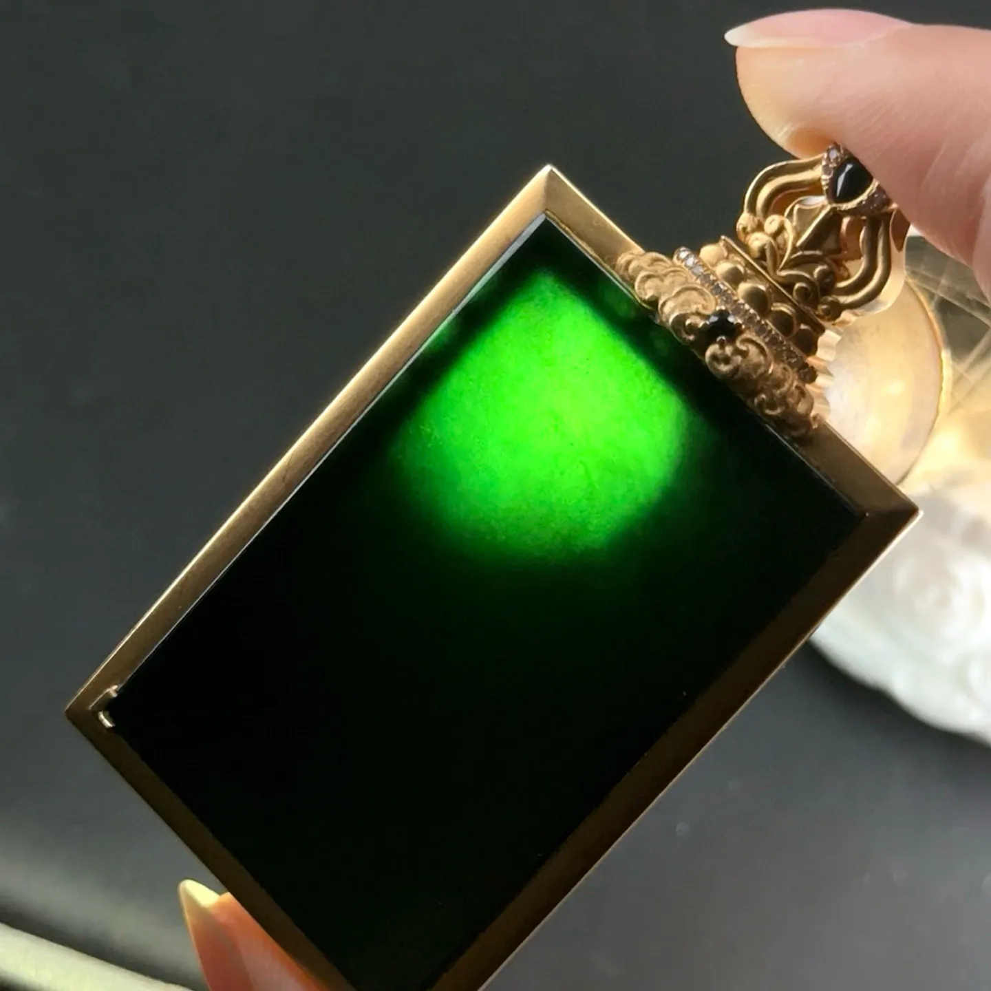 精品18k重金豪镶墨翠无事牌 种好色正 黑度极好 打灯通透 油性十足 尺寸65.1