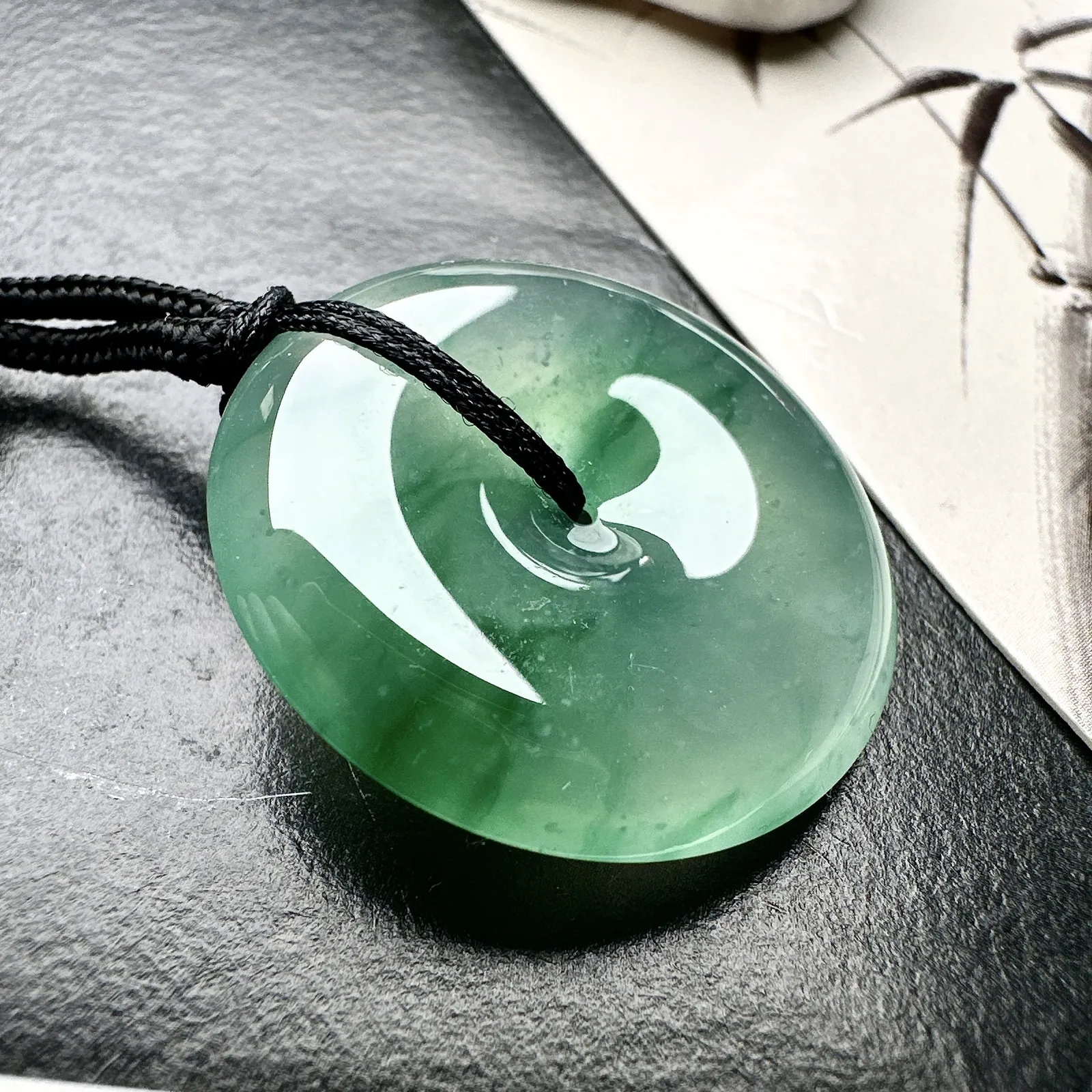 【冰种飘花平安扣】质地细腻冰润，品质很好，冰感十足，胶感明显，收藏品质。