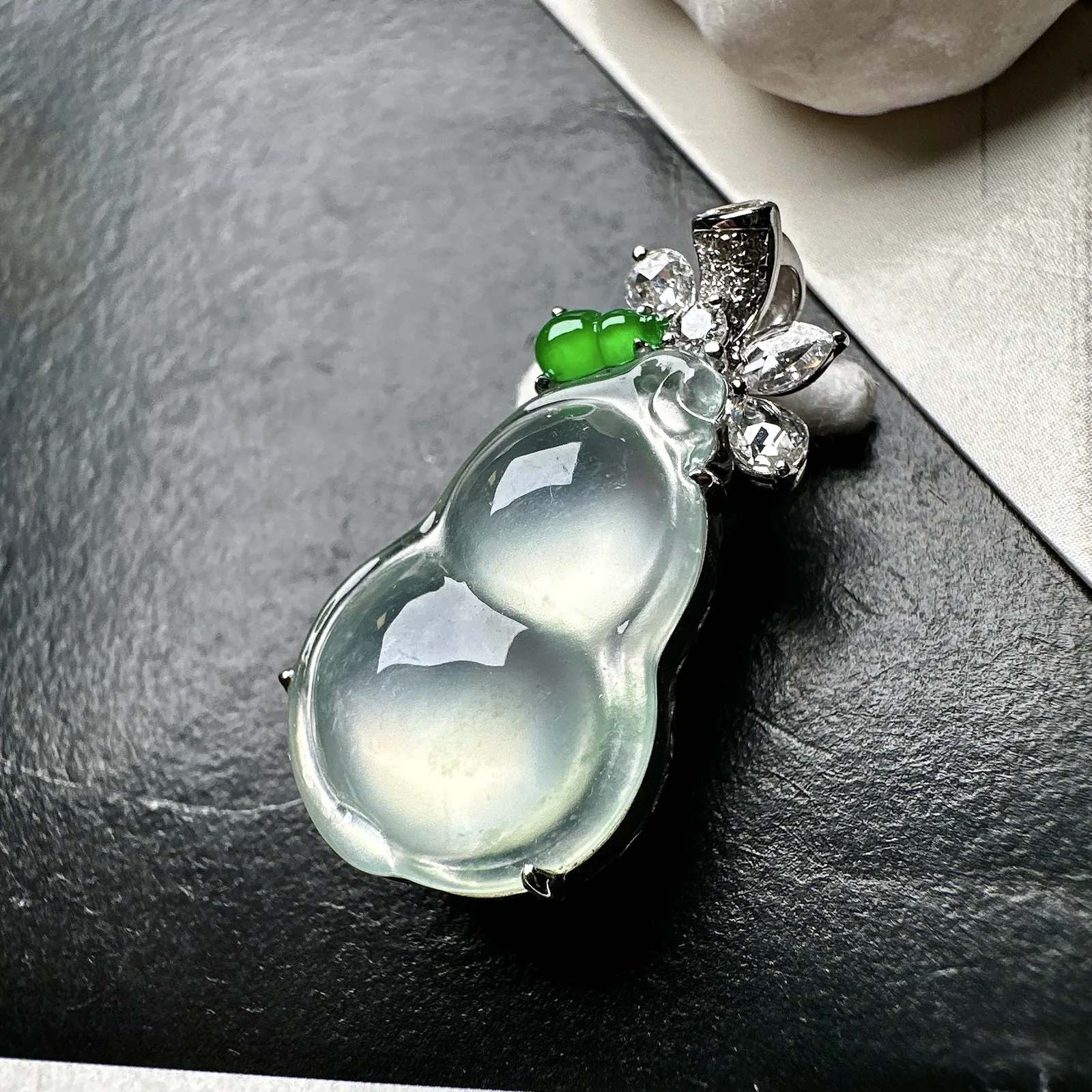 【冰种葫芦吊坠】质地细腻清爽，荧光感强烈，起刚光强烈，18K金钻镶嵌，裸石尺寸22*15.2*5.1毫米