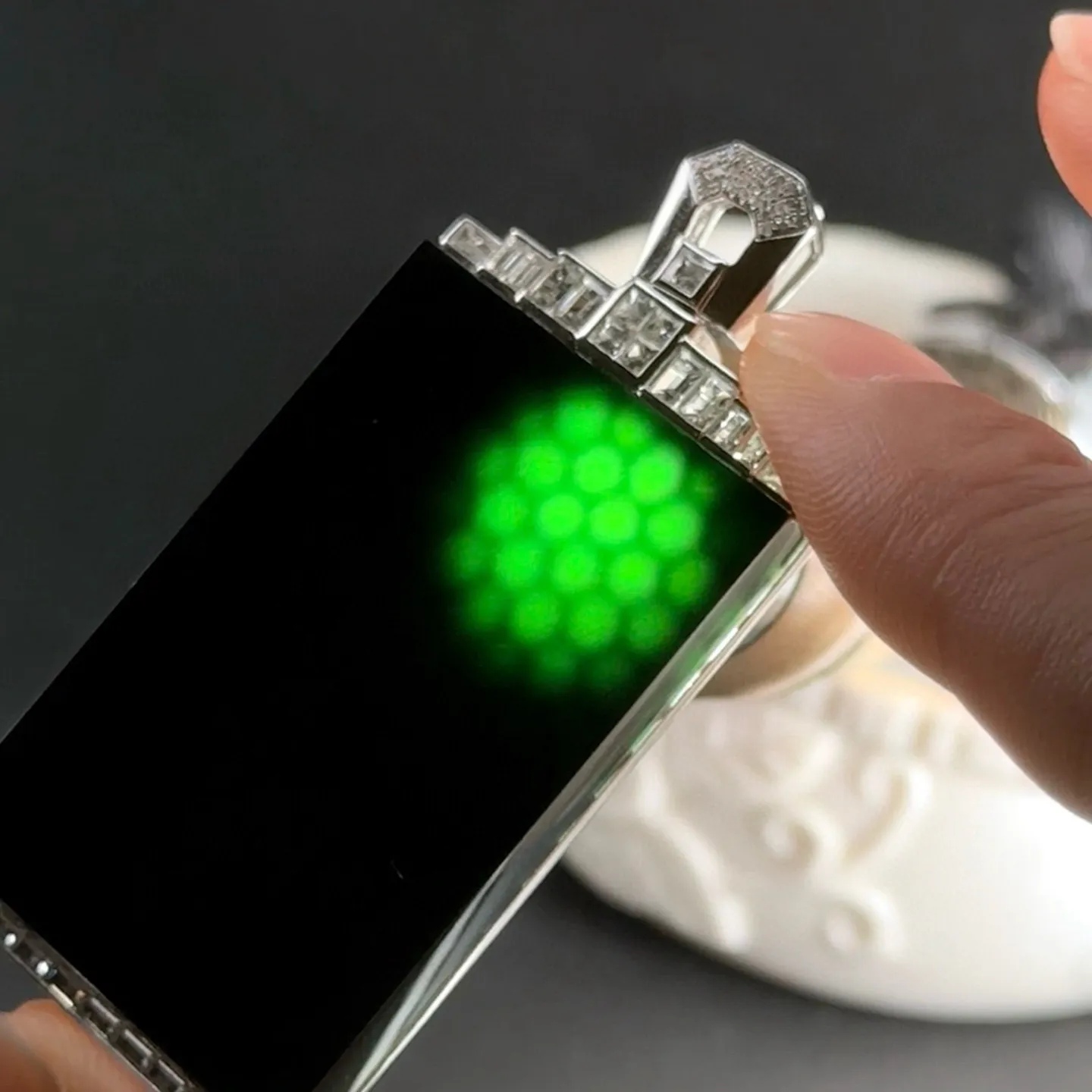 精品18k墨翠无事牌 种好色正 黑度极好 打灯通透 油性十足 尺寸57.3