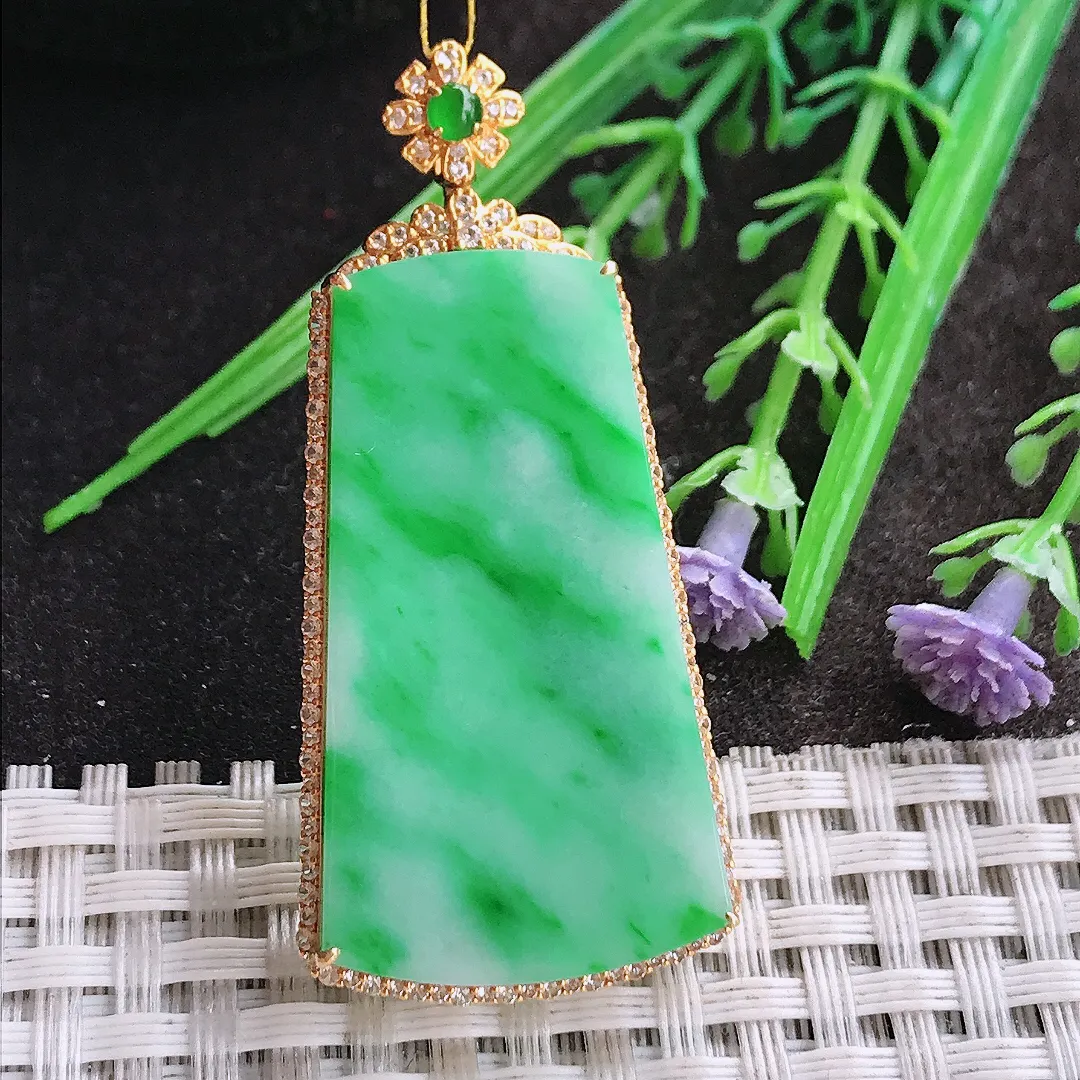 实拍A货翡翠51/23.7/7.6老坑18k金镶嵌精美飘阳绿无事牌吊坠翡翠挂件
