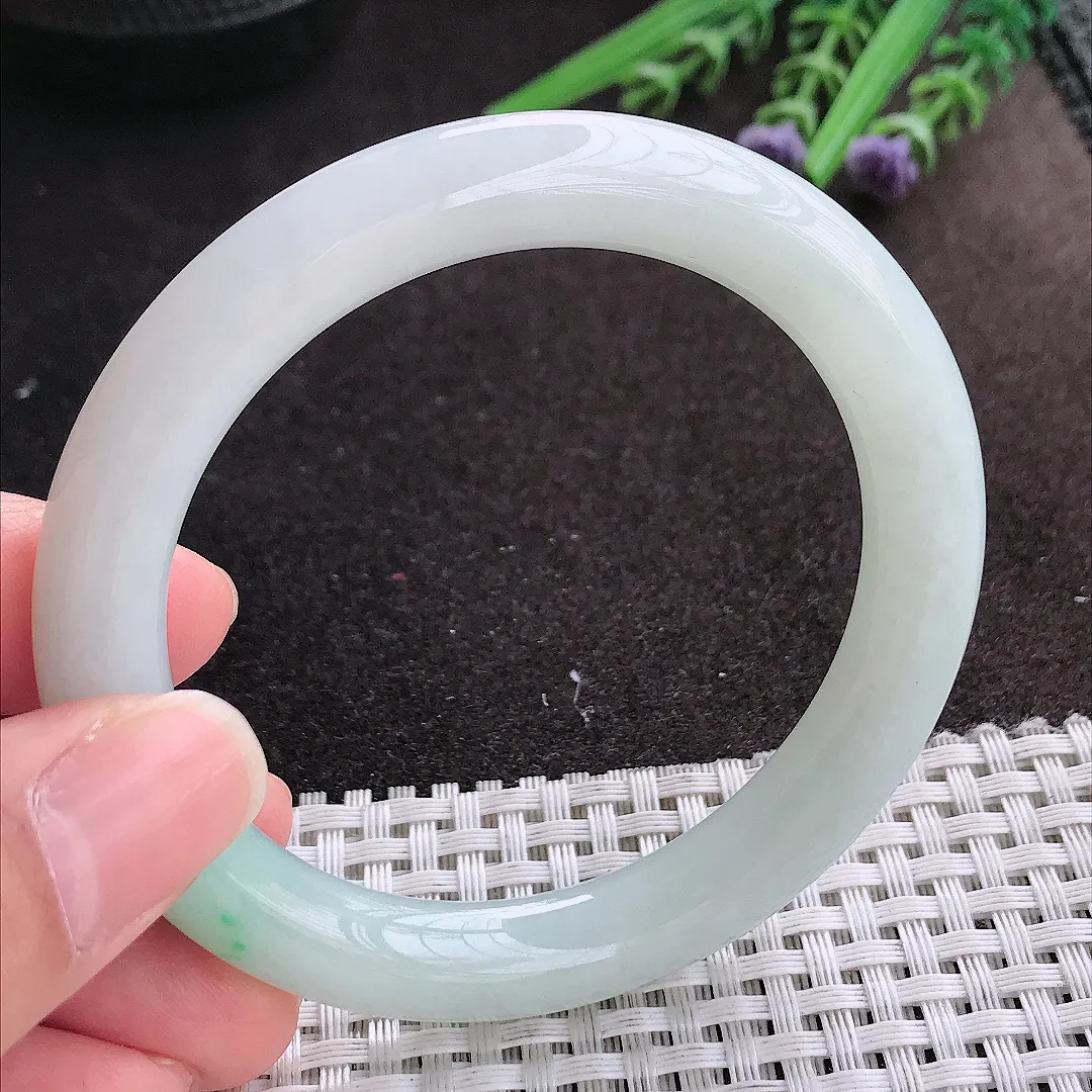 实拍A货翡翠55.5/9.8/9.6老坑秀气冰润飘绿圆条手镯玉镯手环