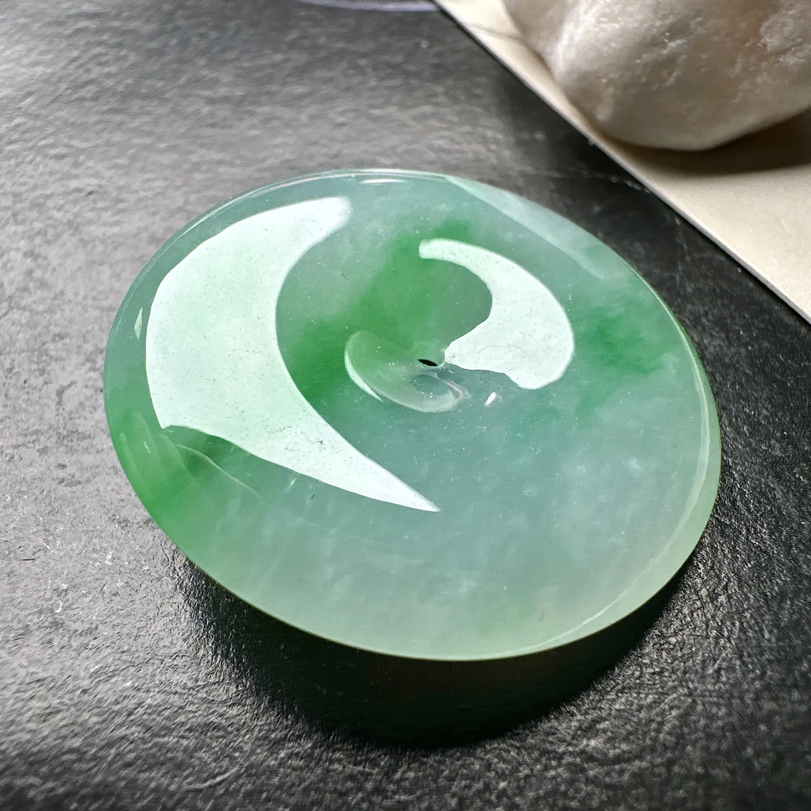 【冰糯种飘绿平安扣】质地细腻冰润，品质很好，冰感十足，胶感明显，收藏品质。