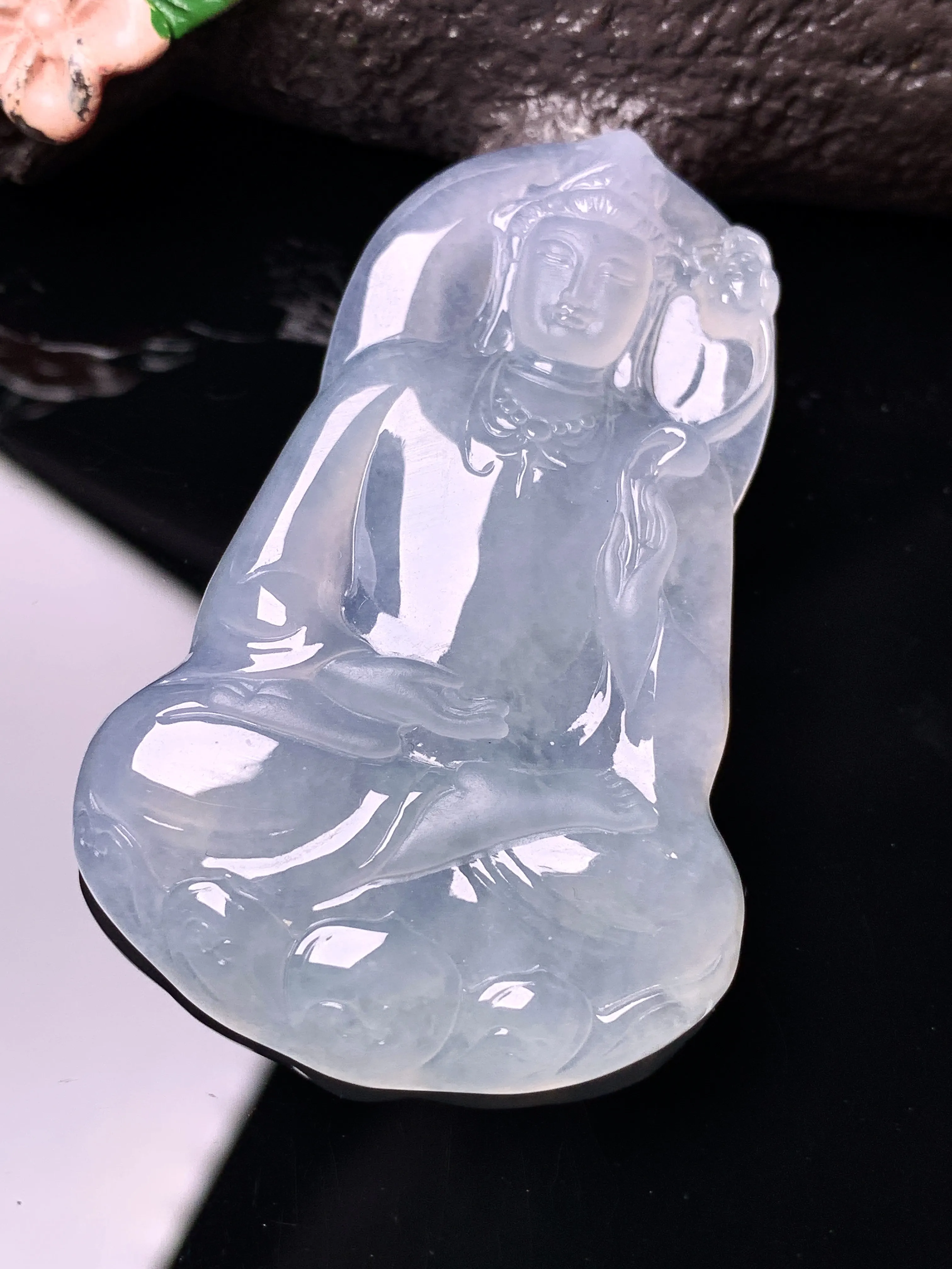 冰种观音菩萨吊坠 玉质细腻 色泽清新艳丽 整体尺寸53.6*33.6*5.3