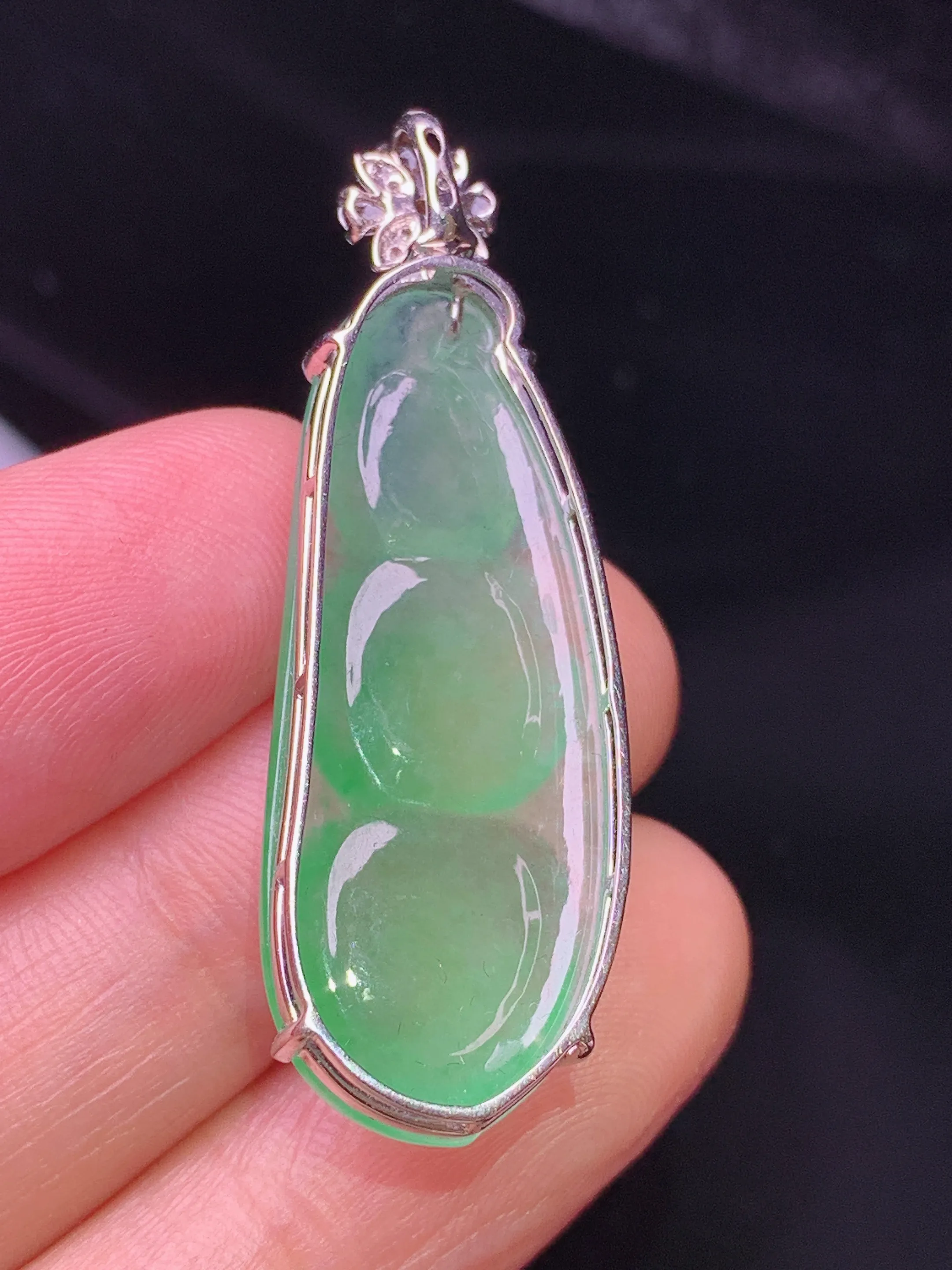 18k金钻镶嵌翠绿四季豆吊坠 玉质细腻  色泽清新艳丽 整体尺寸40.8*13.5*7