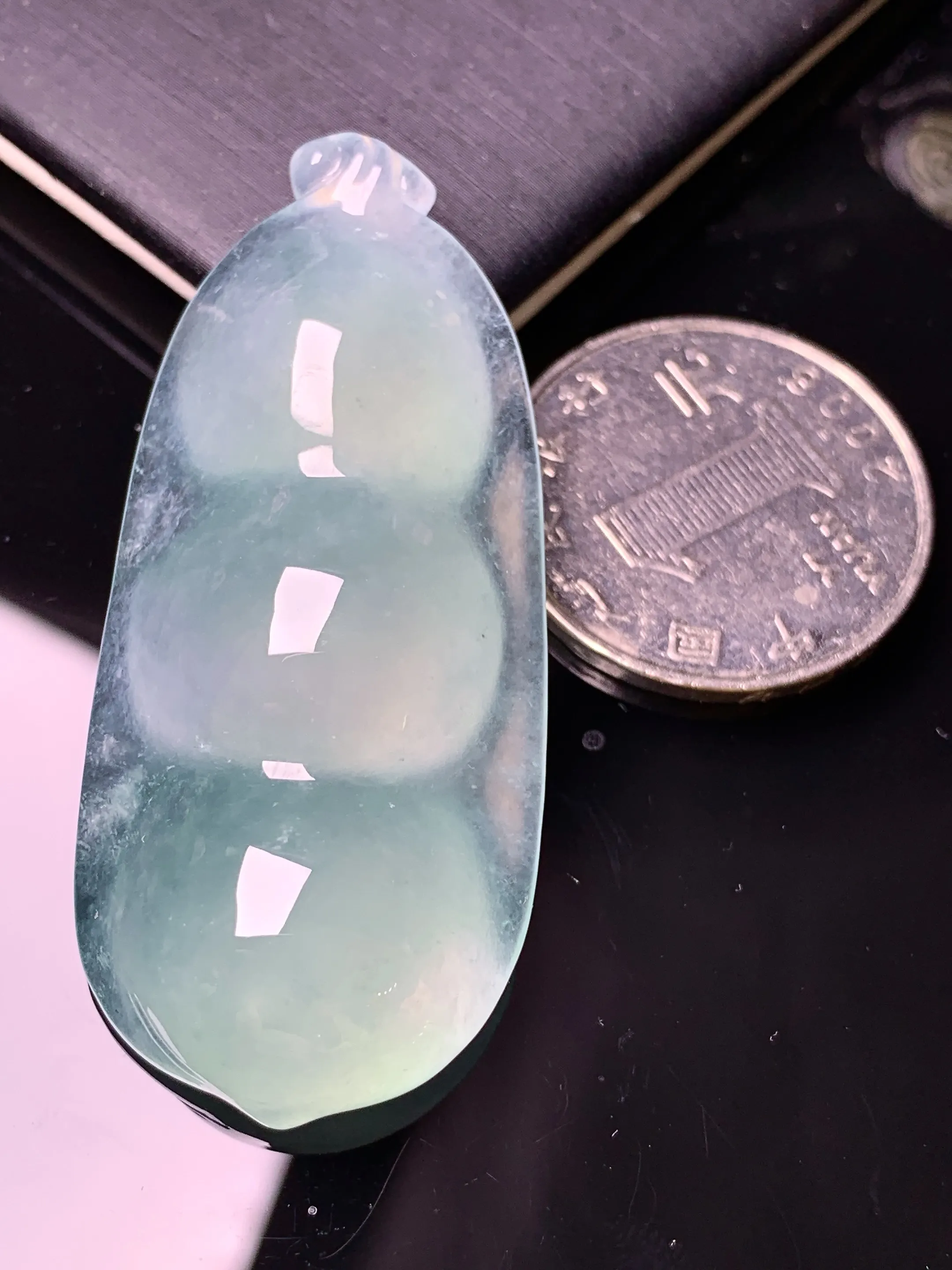 冰种四季豆吊坠 玉质细腻 色泽清新艳丽 整体尺寸51.6*23*10.5