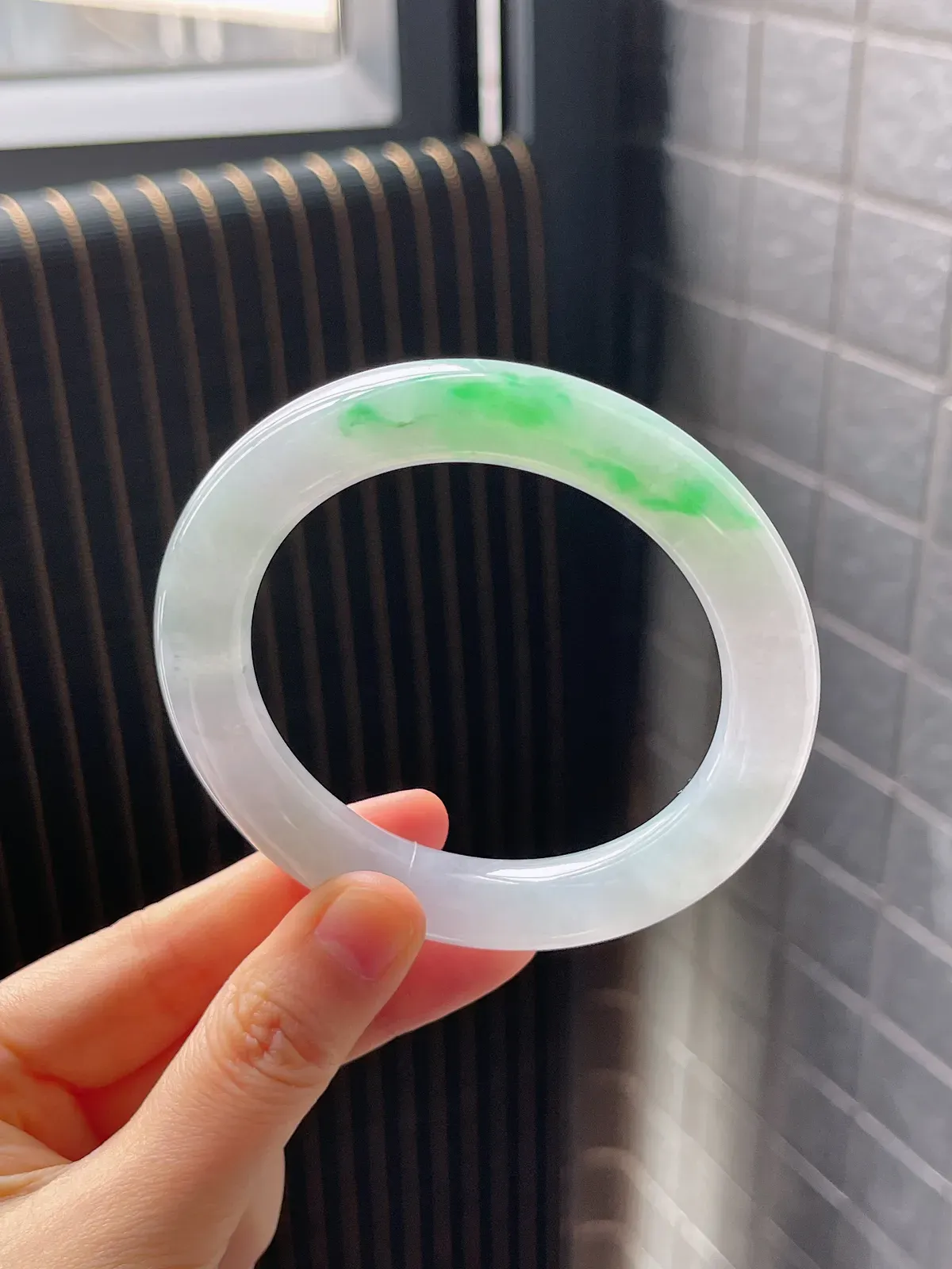 圆镯57.2圈口，翡翠冰糯种绿色手镯