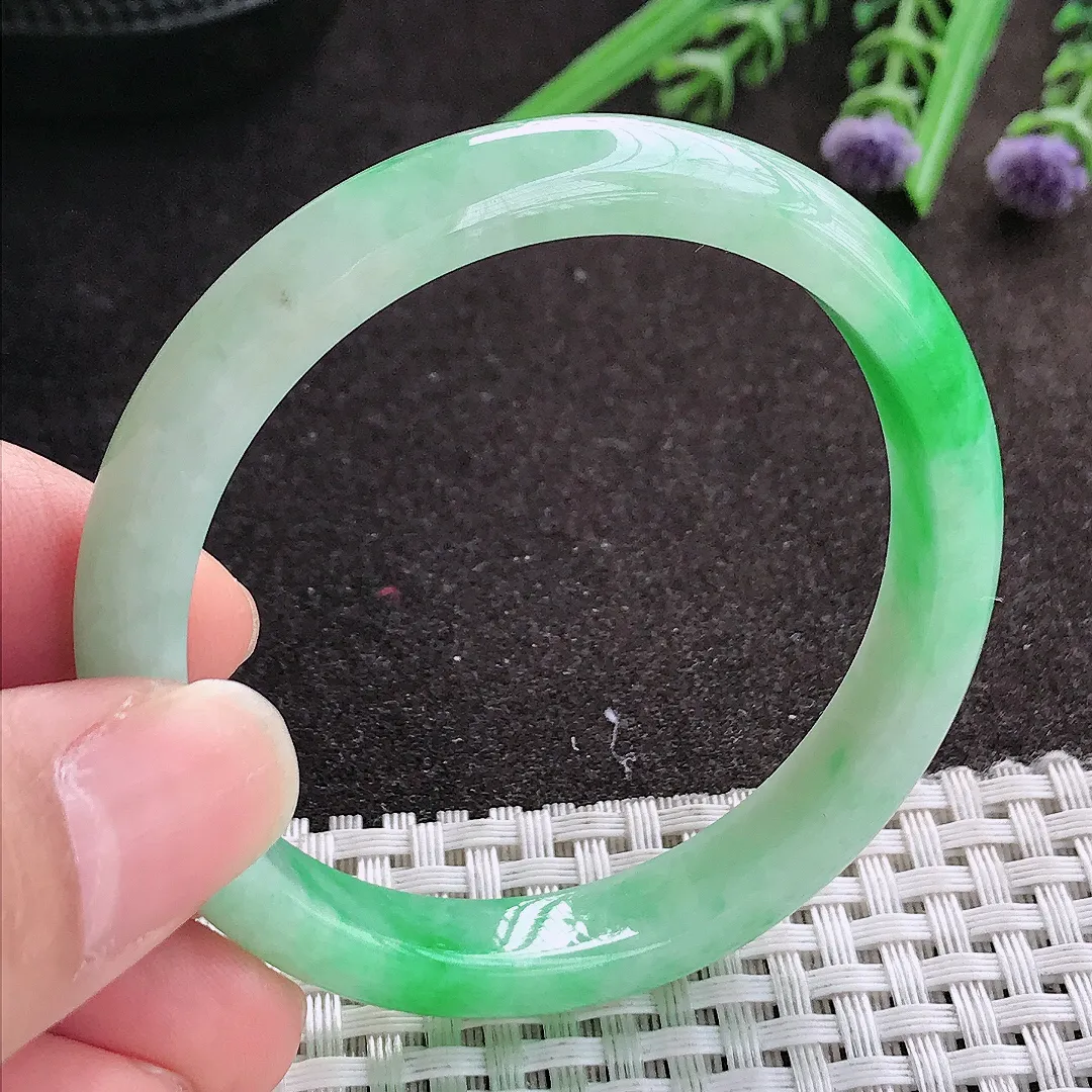 实拍A货翡翠51/9.4/6.4老坑精美飘阳绿手镯小圈口宽边玉镯手环