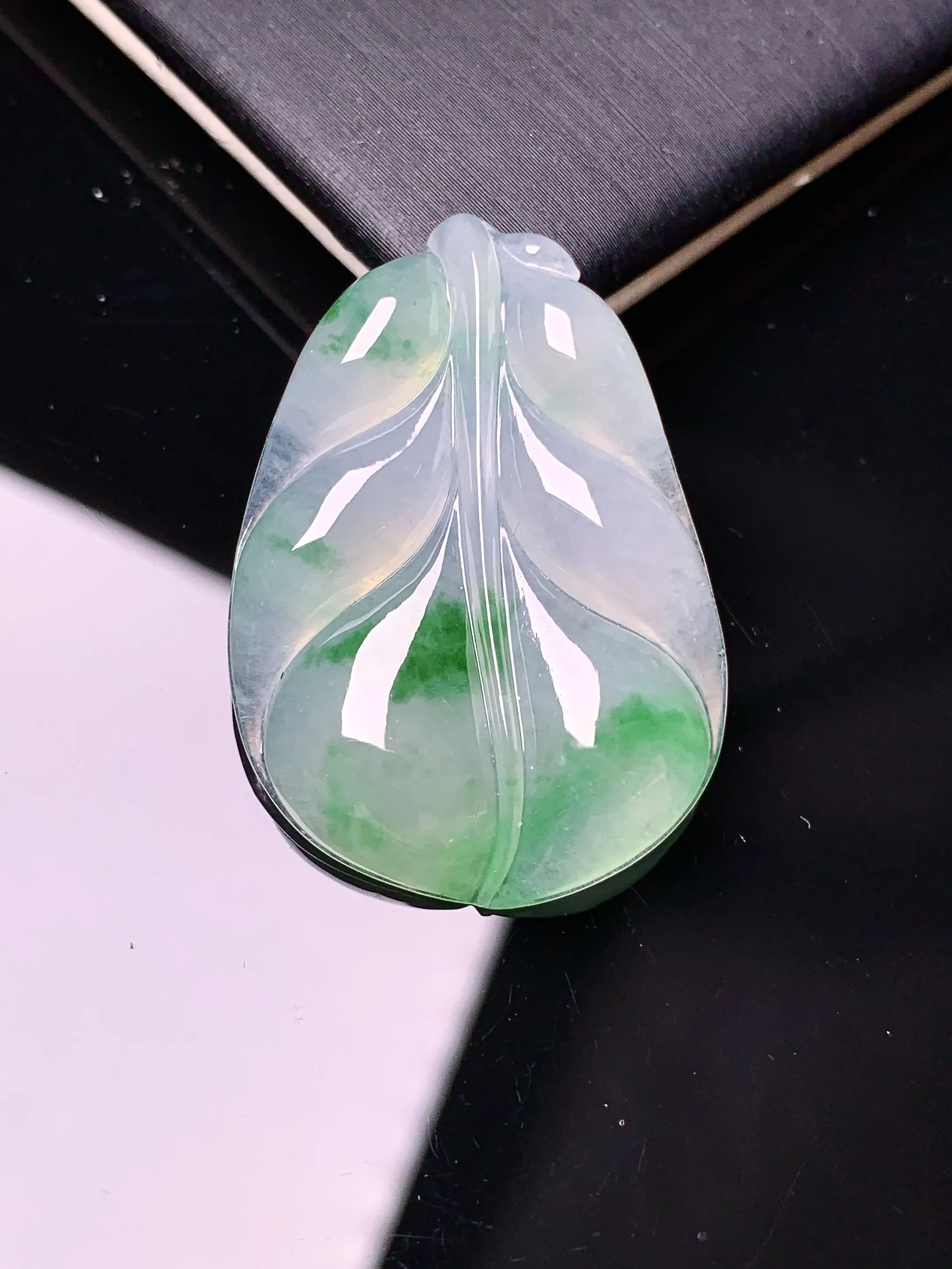 飘绿树叶吊坠 玉质细腻 色泽清新艳丽 整体尺寸32.7*23.2*5