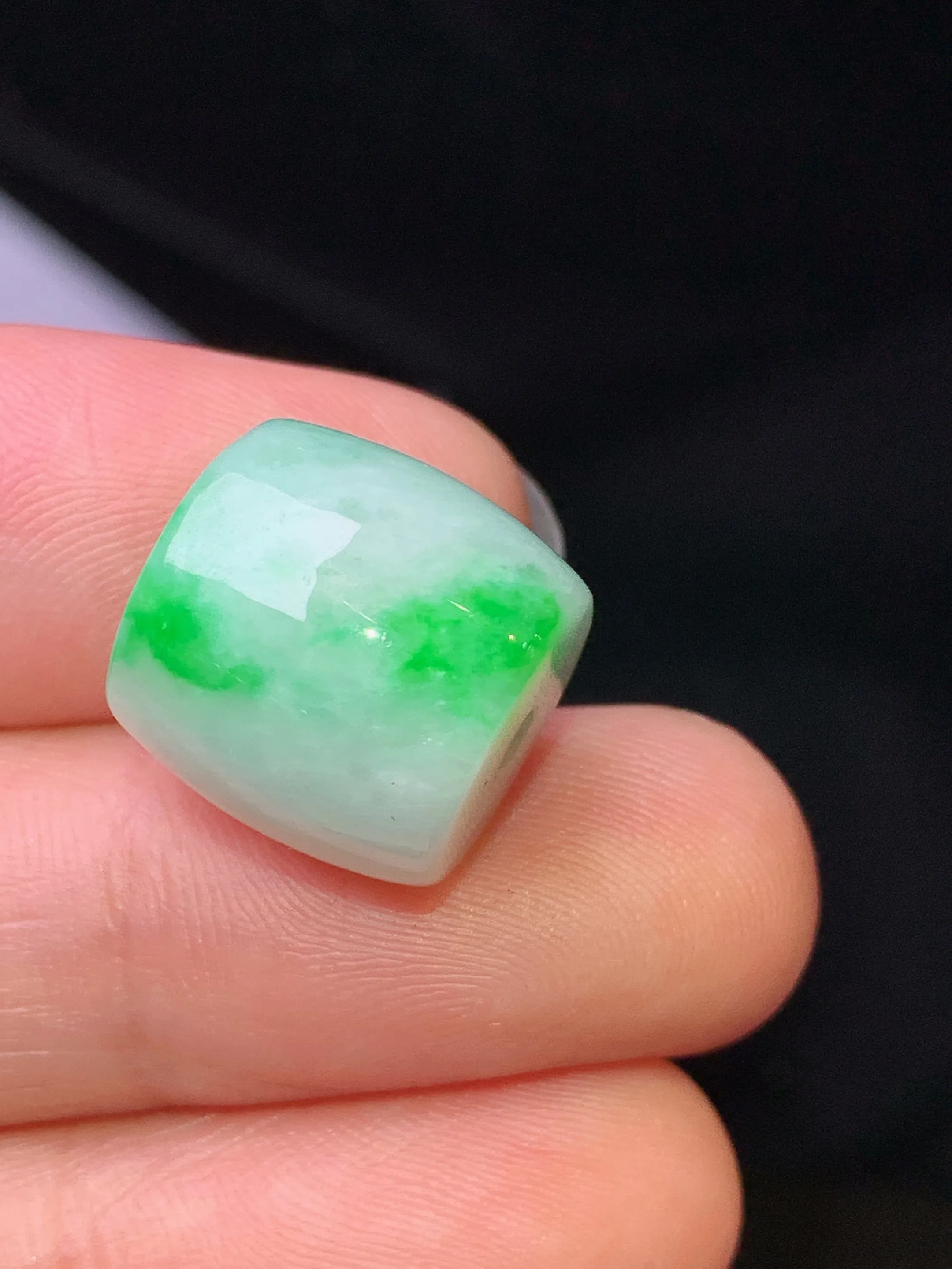 飘绿路路通吊坠 玉质细腻 色泽清新艳丽 整体尺寸13.5*12.7