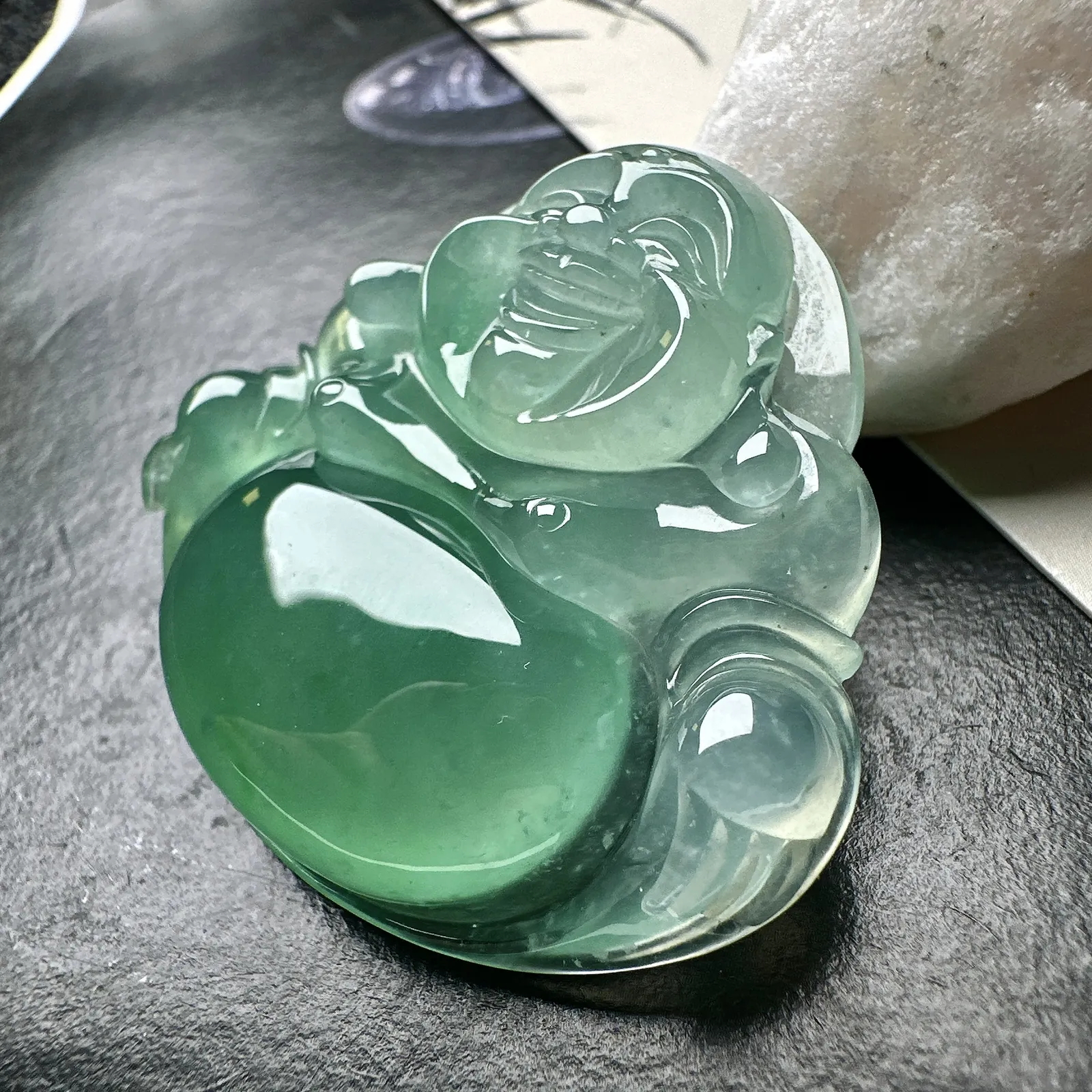 【冰种飘绿大佛公吊坠】种水上乘，晶莹剔透，纯净通透，莹光感很强