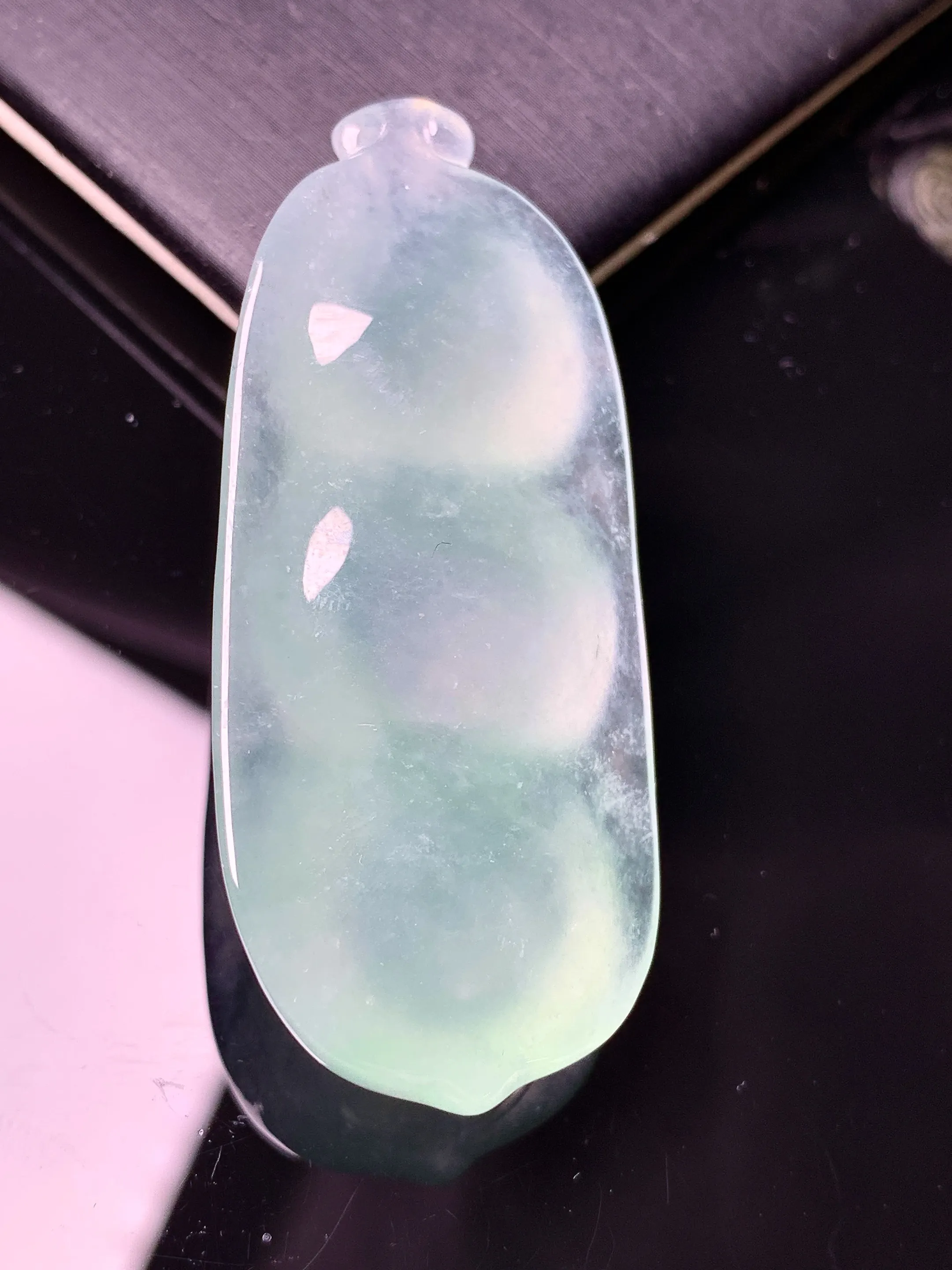 冰种四季豆吊坠 玉质细腻 色泽清新艳丽 整体尺寸51.6*23*10.5