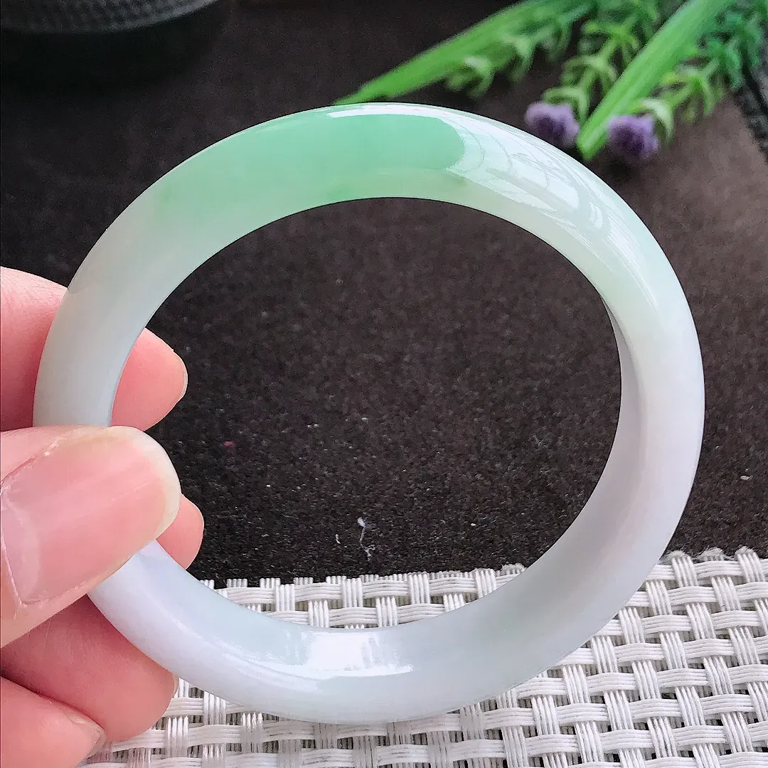 实拍A货翡翠54.5/12.8/7.8老坑精美温润飘绿手镯宽边玉镯手环