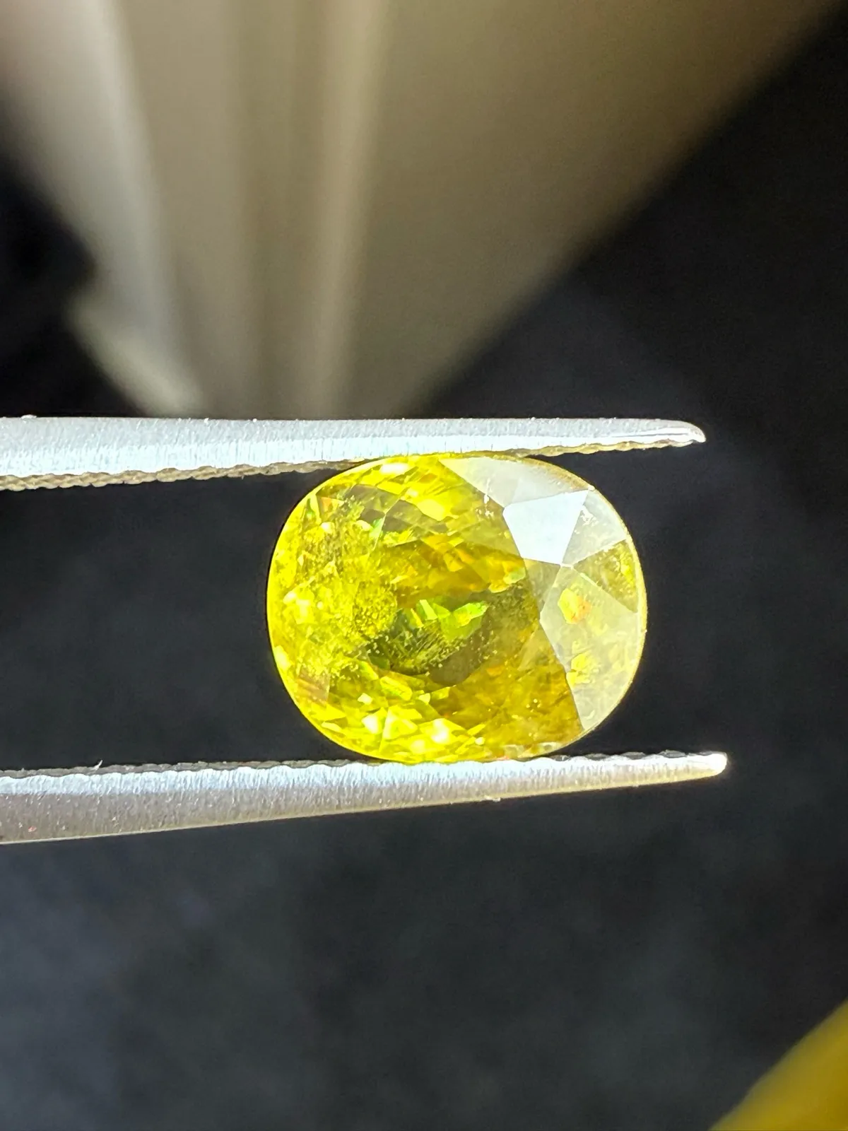 2.62克拉天然榍石戒面裸石，颜色超美，火彩超好，尺寸：8.9*7.3*4.6mm