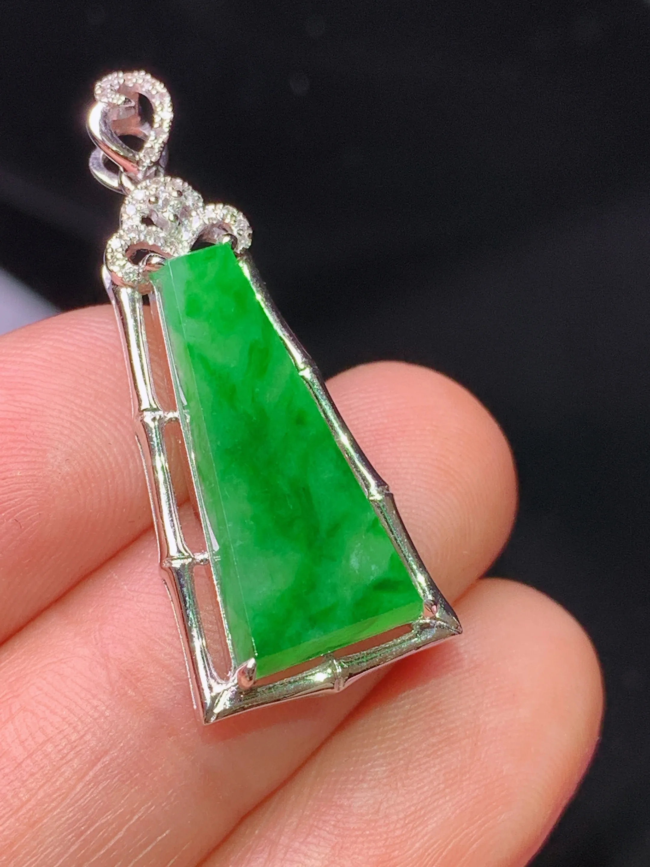 18k金钻镶嵌翠绿无事牌吊坠 玉质细腻 色泽清新艳丽 整体尺寸31.6*13*5.3