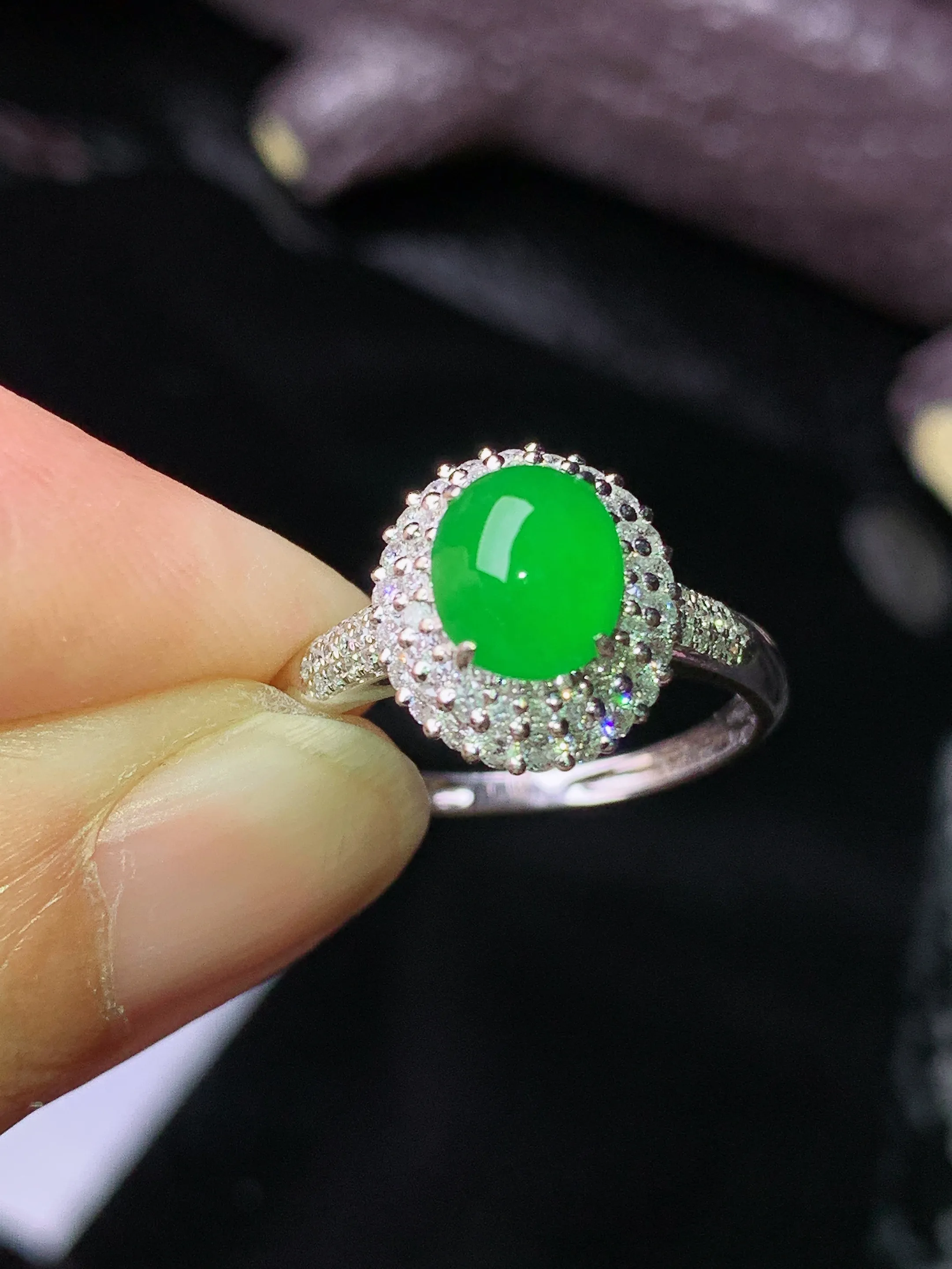 18k金钻镶嵌满绿蛋面戒指 玉质细腻 色泽清新艳丽 圈口14.5 整体尺寸11.8*10.3*7.8