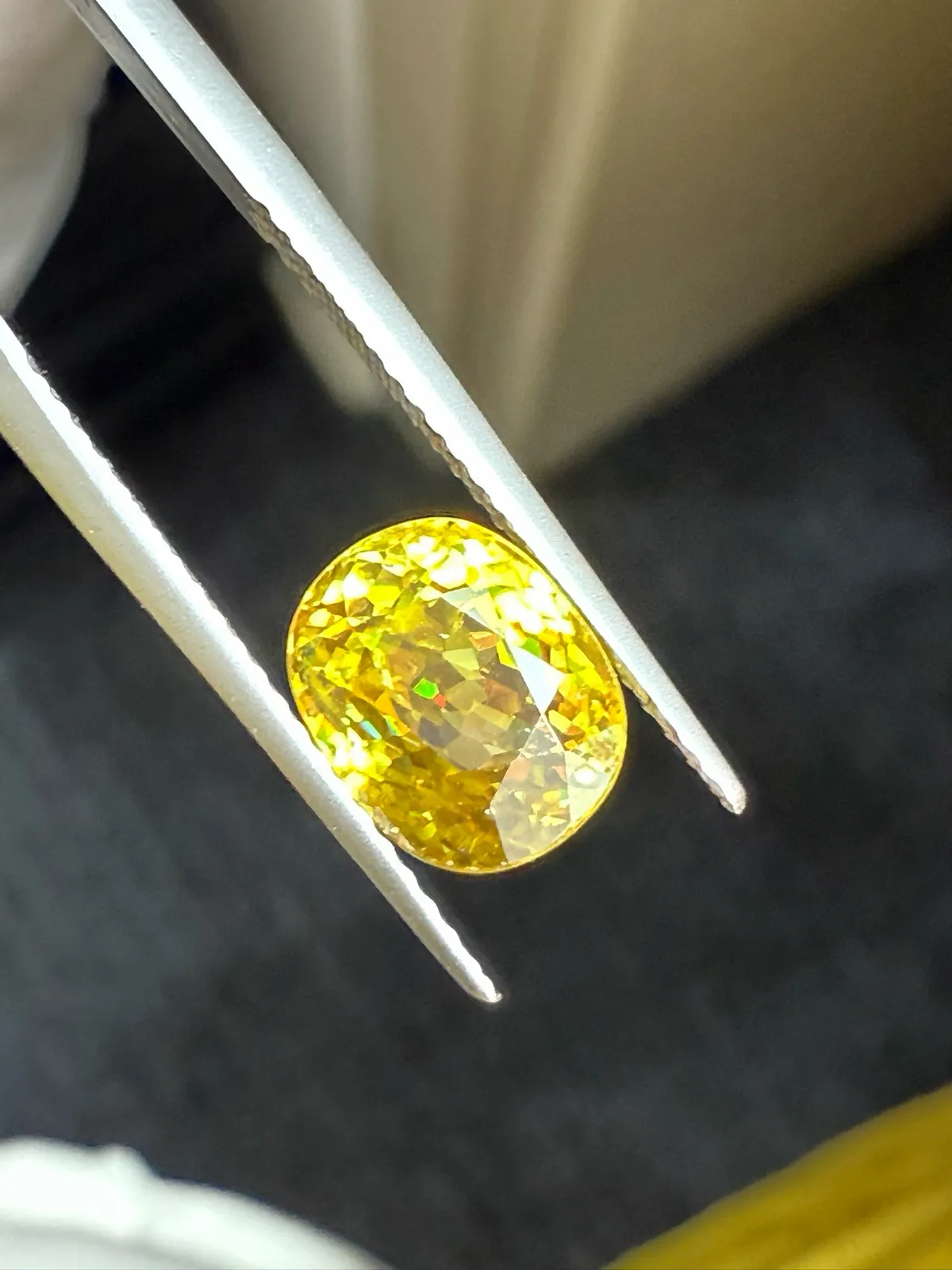 3.095克拉天然榍石戒面裸石，颜色超美，火彩超好，尺寸：8.8*7.1*5.4mm