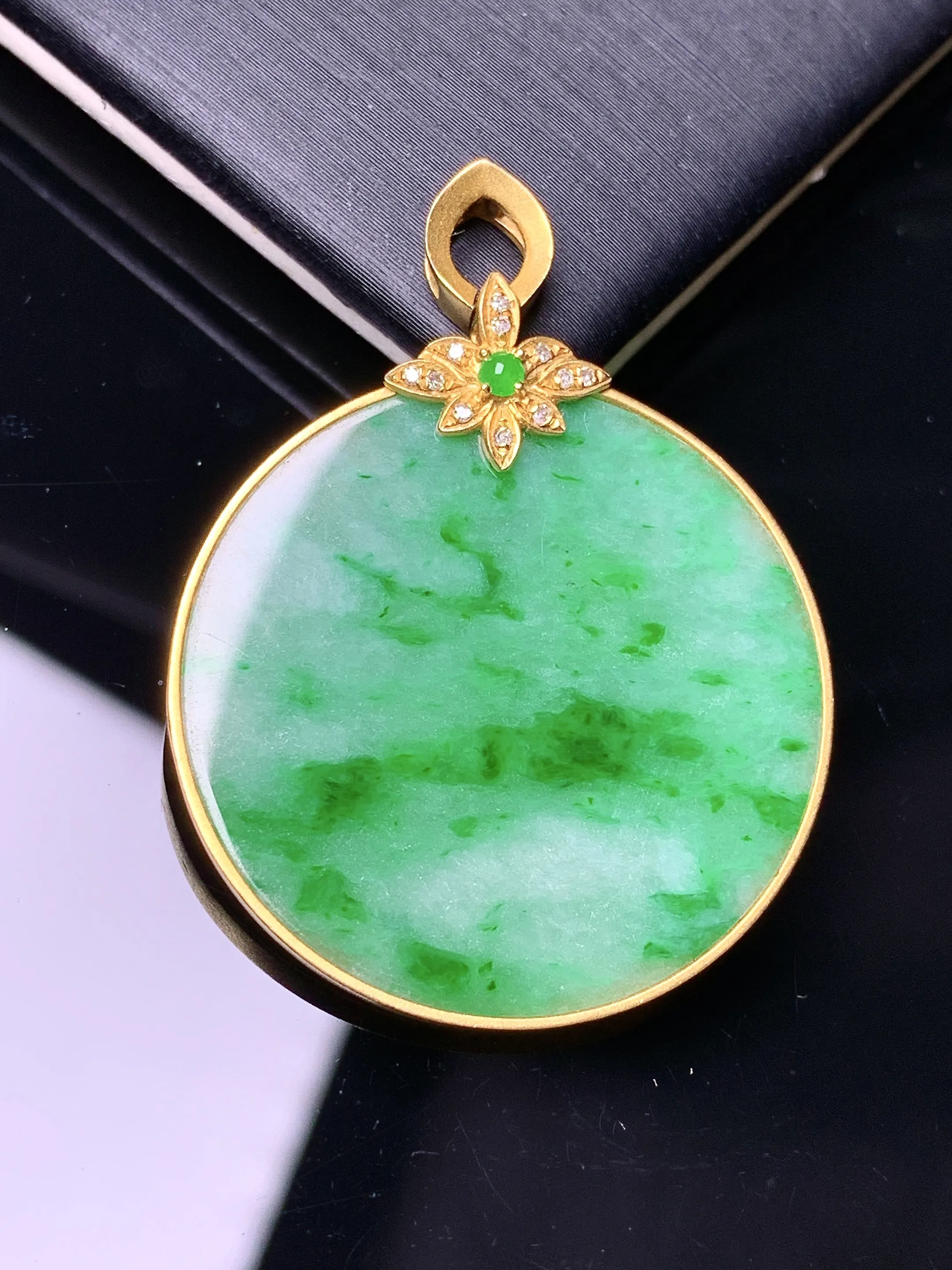 18k金镶嵌翠绿圆牌吊坠 玉质细腻 色泽清新艳丽 整体尺寸36.5*28*2