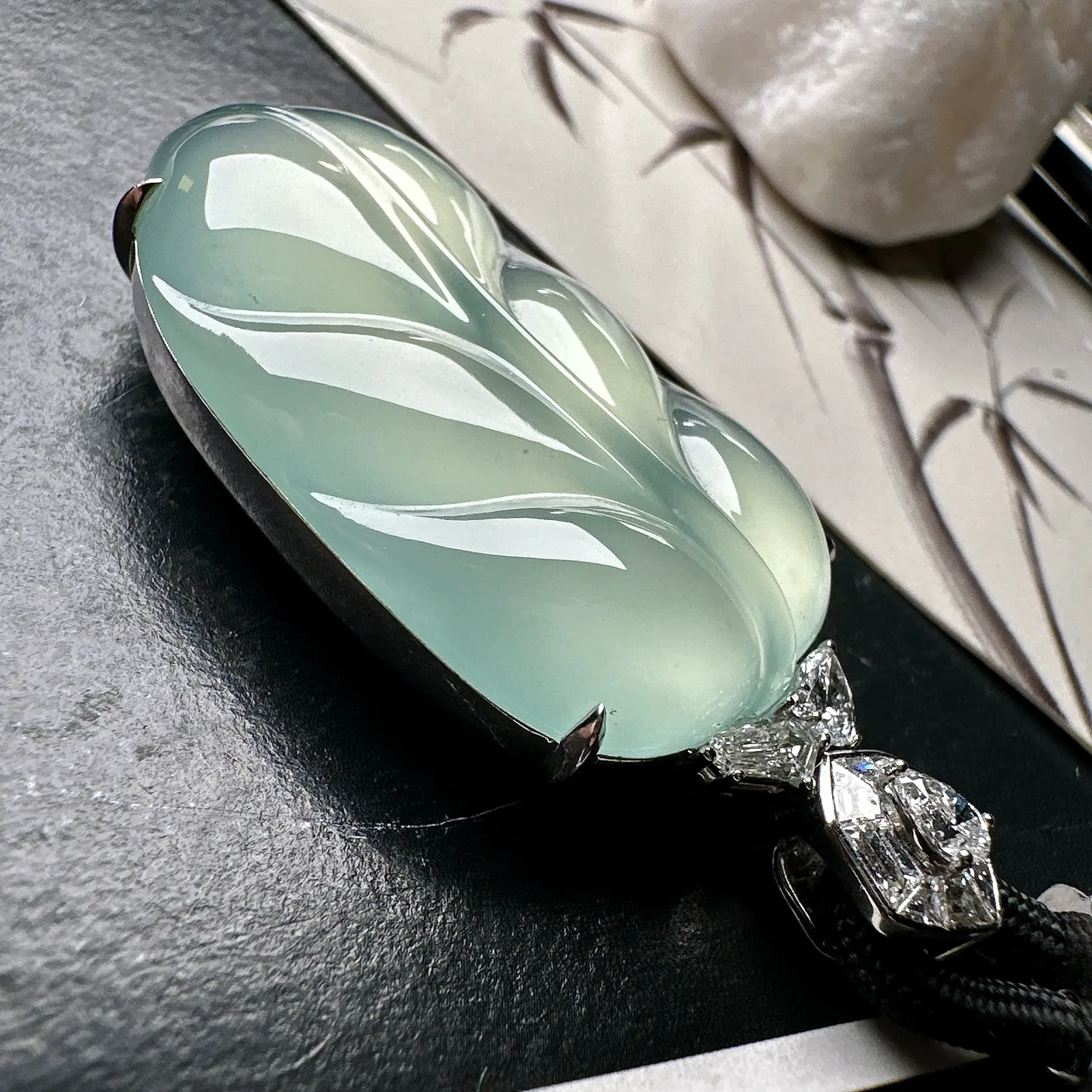 【冰种天空蓝叶子】金枝玉叶，质地细腻，冰润透亮，光泽出众，18k金钻镶嵌，裸石尺寸40.2*22.5*6.7毫米