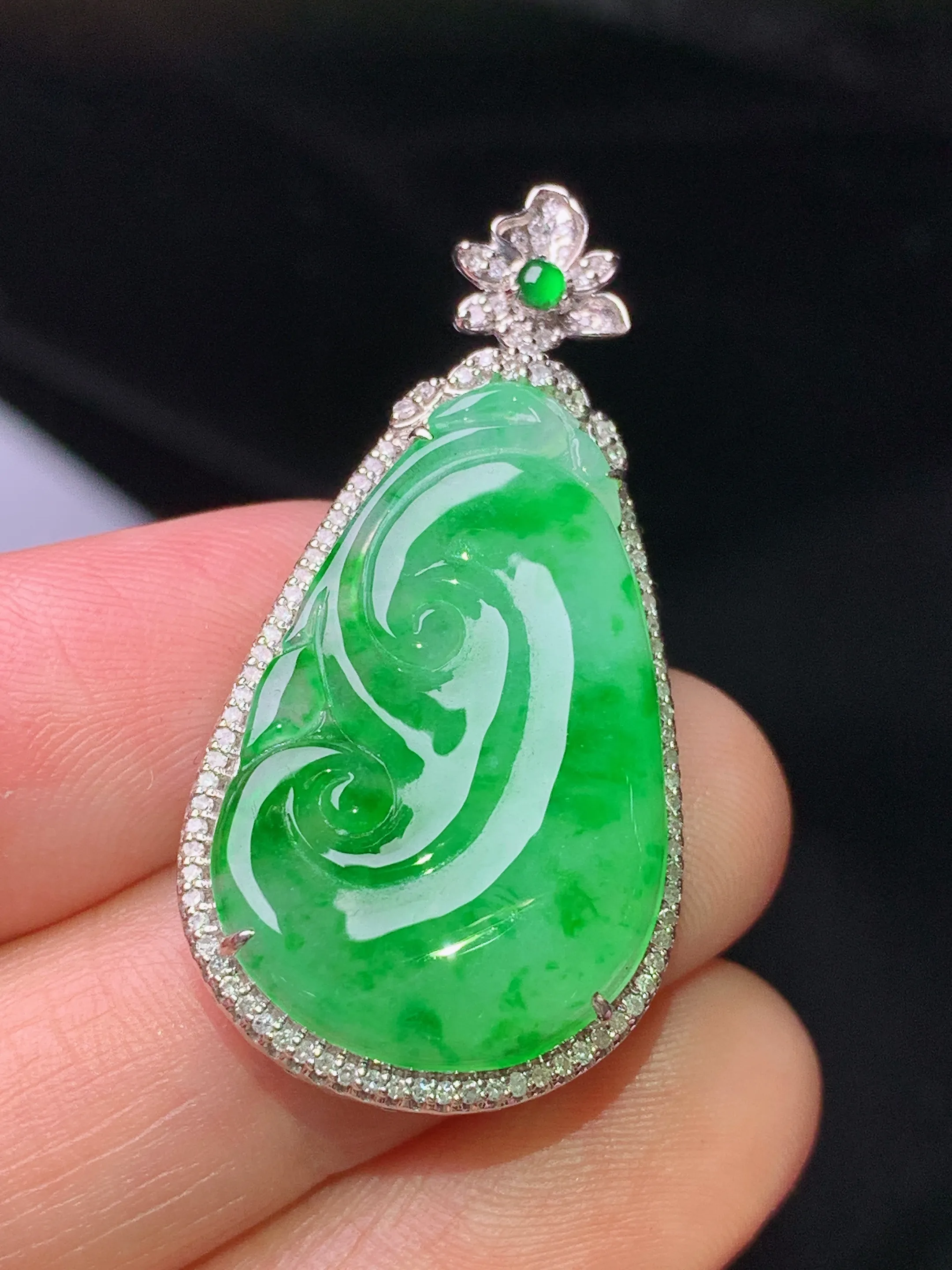 18k金钻镶嵌翠绿如意吊坠 玉质细腻 色泽清新艳丽 整体尺寸36.6*18.8*7.2