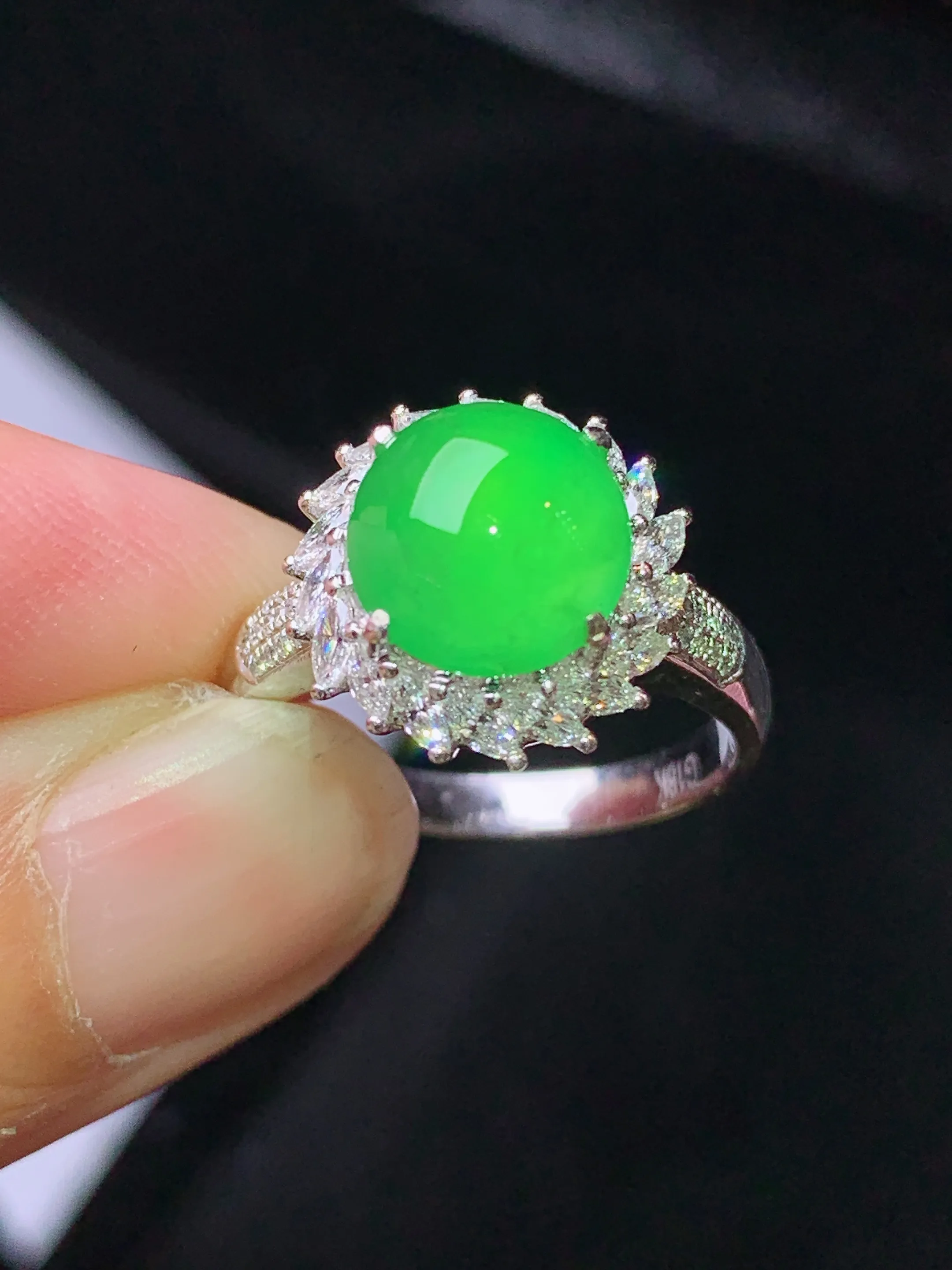 18k金钻镶嵌翠绿蛋面戒指 玉质细腻 色泽清新艳丽 圈口13.5 整体尺寸13*9.6