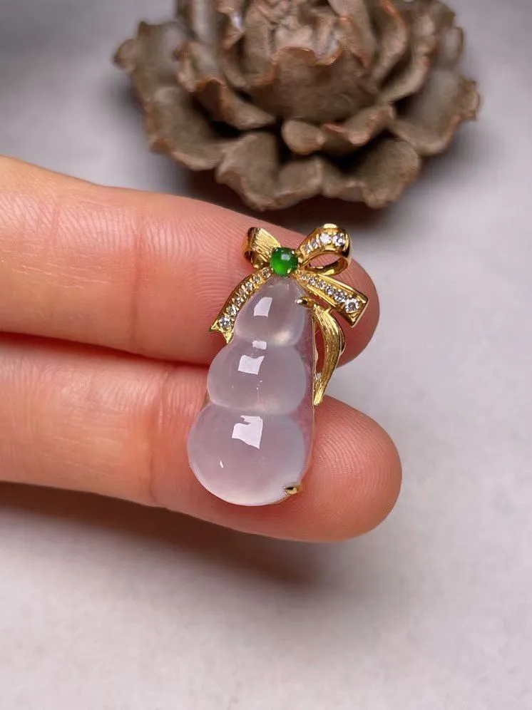 冰种福豆吊坠、真金真钻镶嵌，种水好，玉质细腻 .裸石尺寸 20.6*19