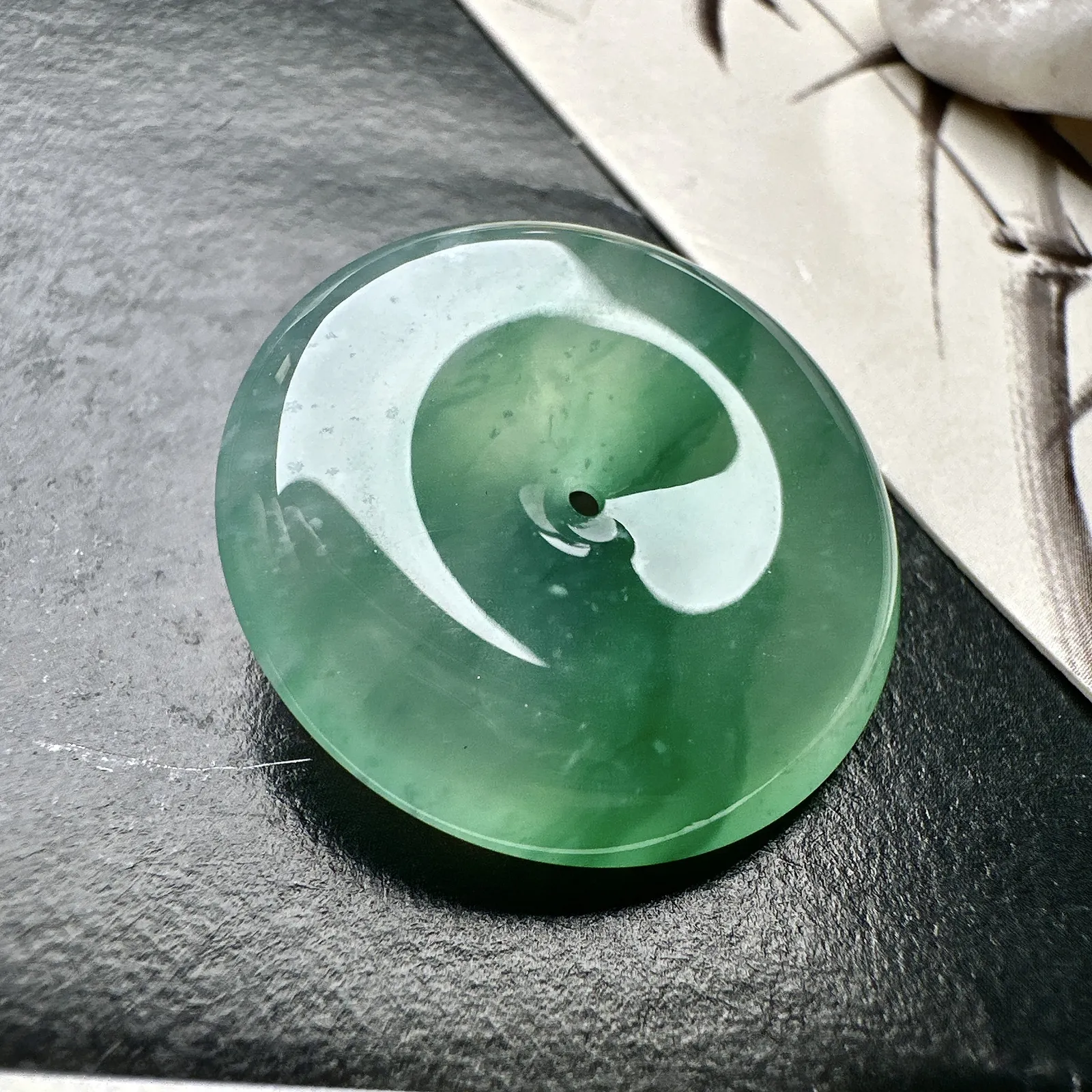 【冰种飘花平安扣】质地细腻冰润，品质很好，冰感十足，胶感明显，收藏品质。