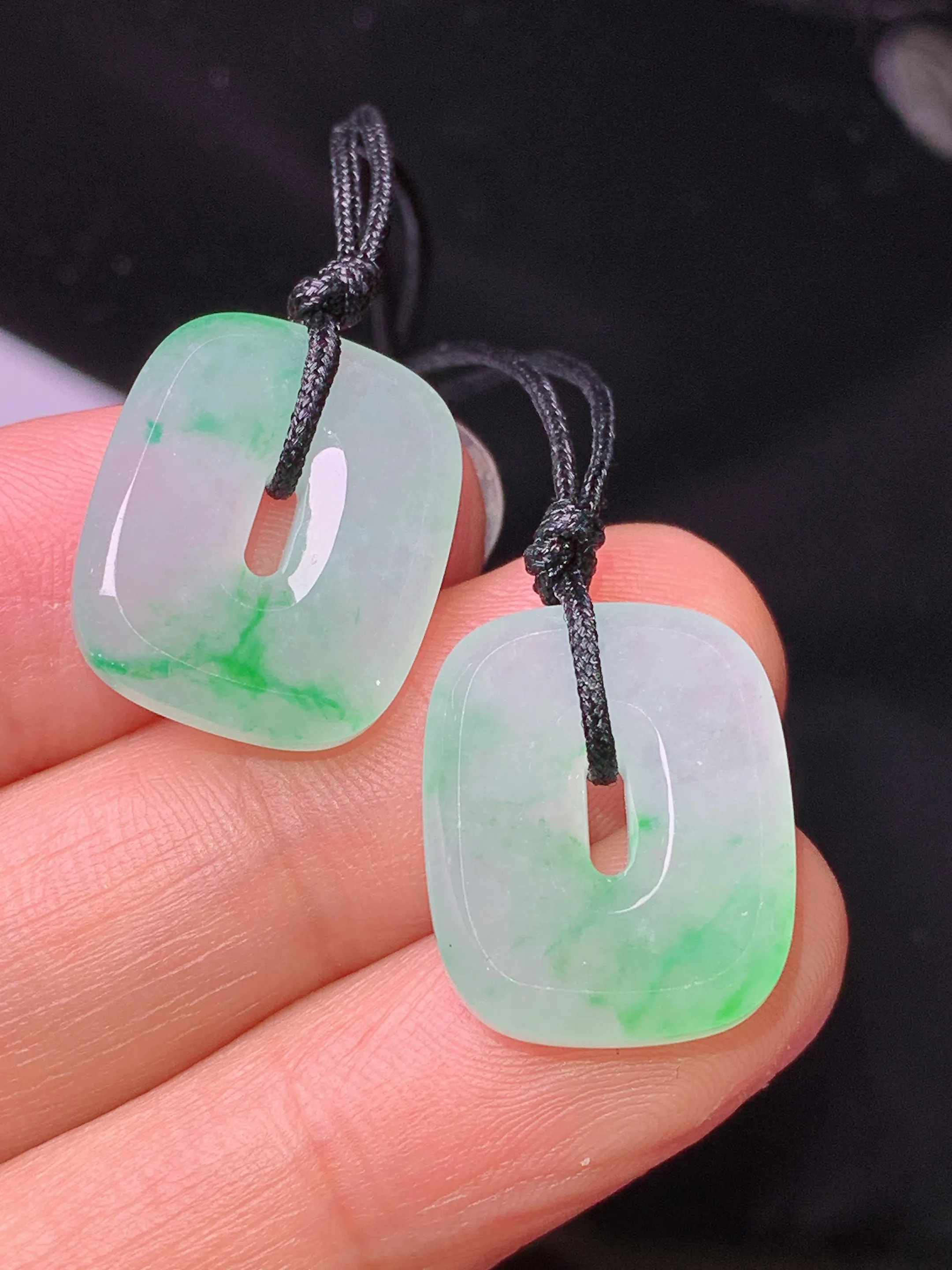 飘绿平安扣一对 玉质细腻 色泽清新艳丽 整体尺寸17.8*14.8*3.8