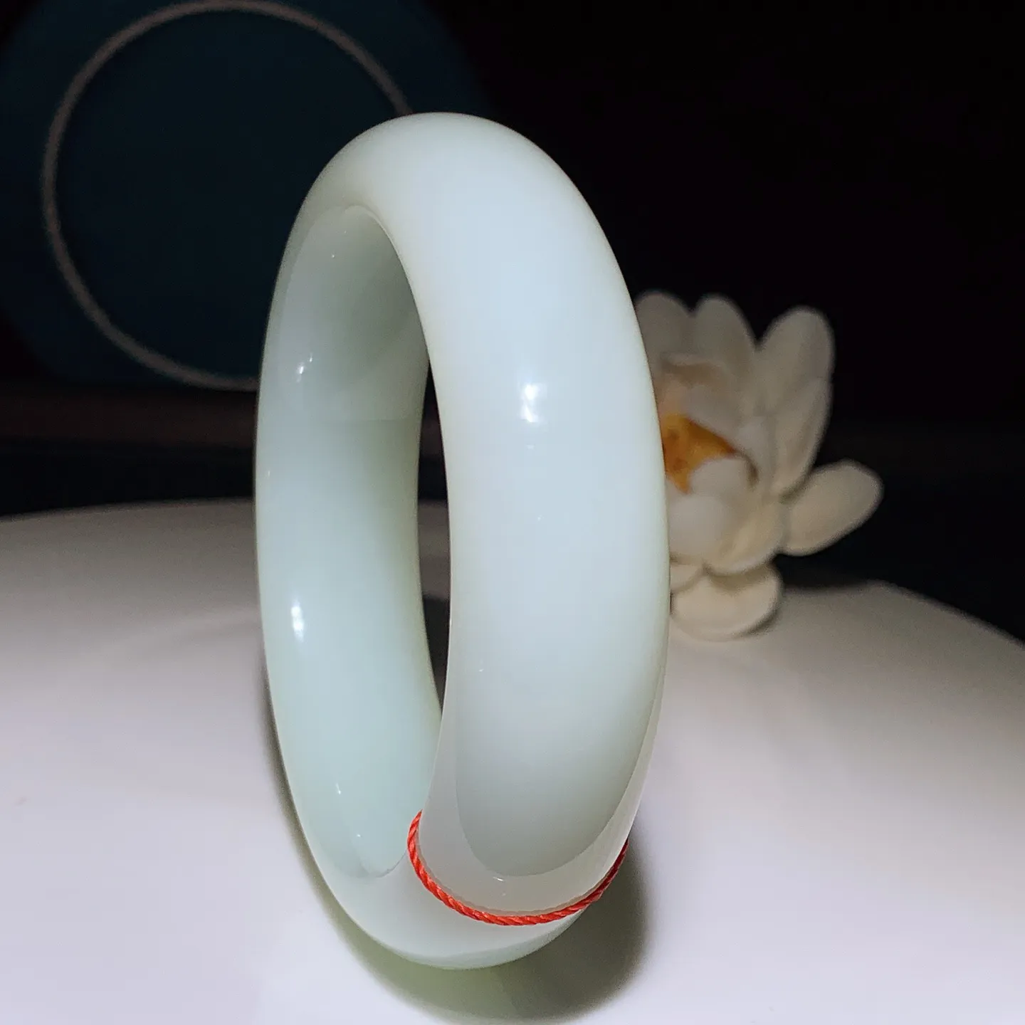 收藏级！58圈口 新疆和田玉白玉羊脂白手镯。羊脂白玉宽版手镯。58圈口条宽18厚11重94克 无裂无杂 玉质细腻油润 底色纯净 脂粉好，品质好。lt251231