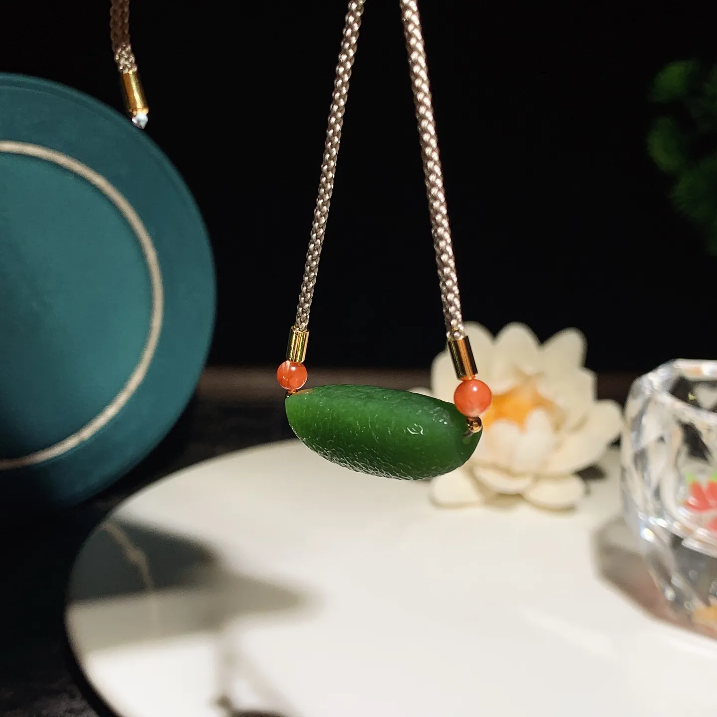 和田玉阳绿俄罗斯碧玉转运珠勒子挂件。尺寸31/11重7.5克，玉质细腻油润 底色纯净 脂粉好，品质好！lt251227