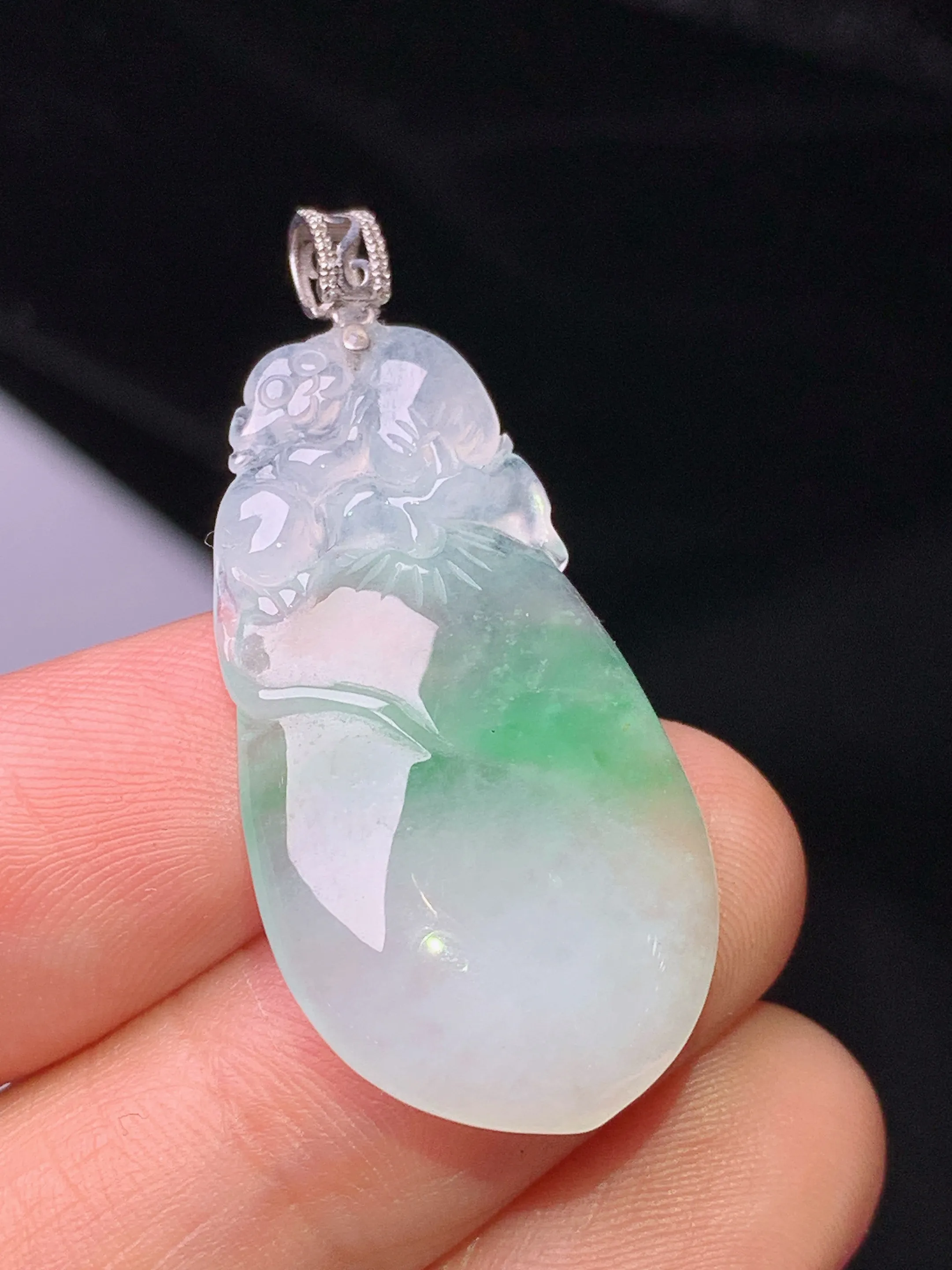 18k金镶嵌飘绿灵猴献寿吊坠 玉质细腻 色泽清新艳丽 整体尺寸38.2*17.2*4.5