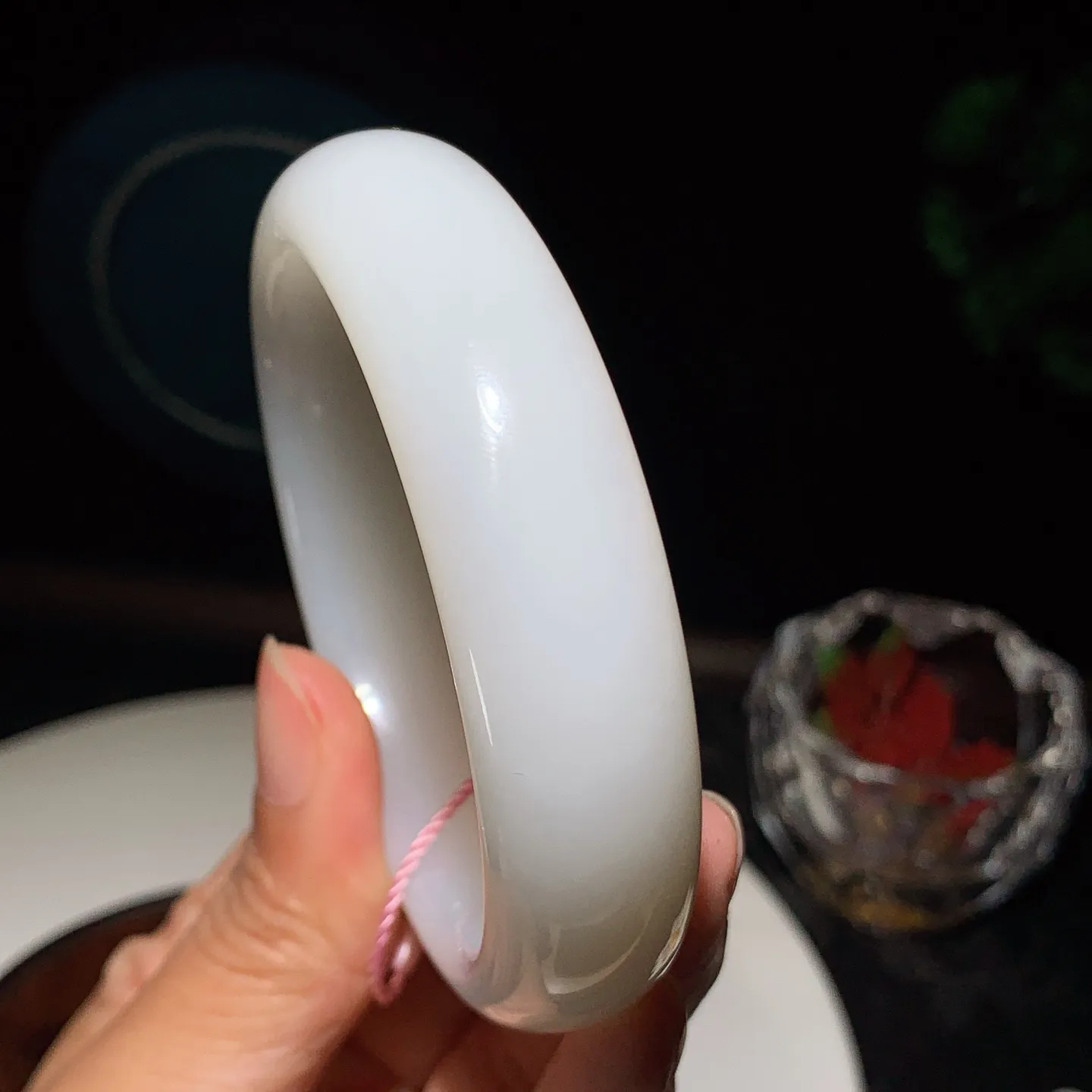 收藏级！58圈口 新疆和田玉白玉羊脂白手镯。羊脂白玉宽版手镯。58圈口条宽17厚10重82.6克 无裂无杂 玉质细腻油润 底色纯净 脂粉好，品质好。lt251231