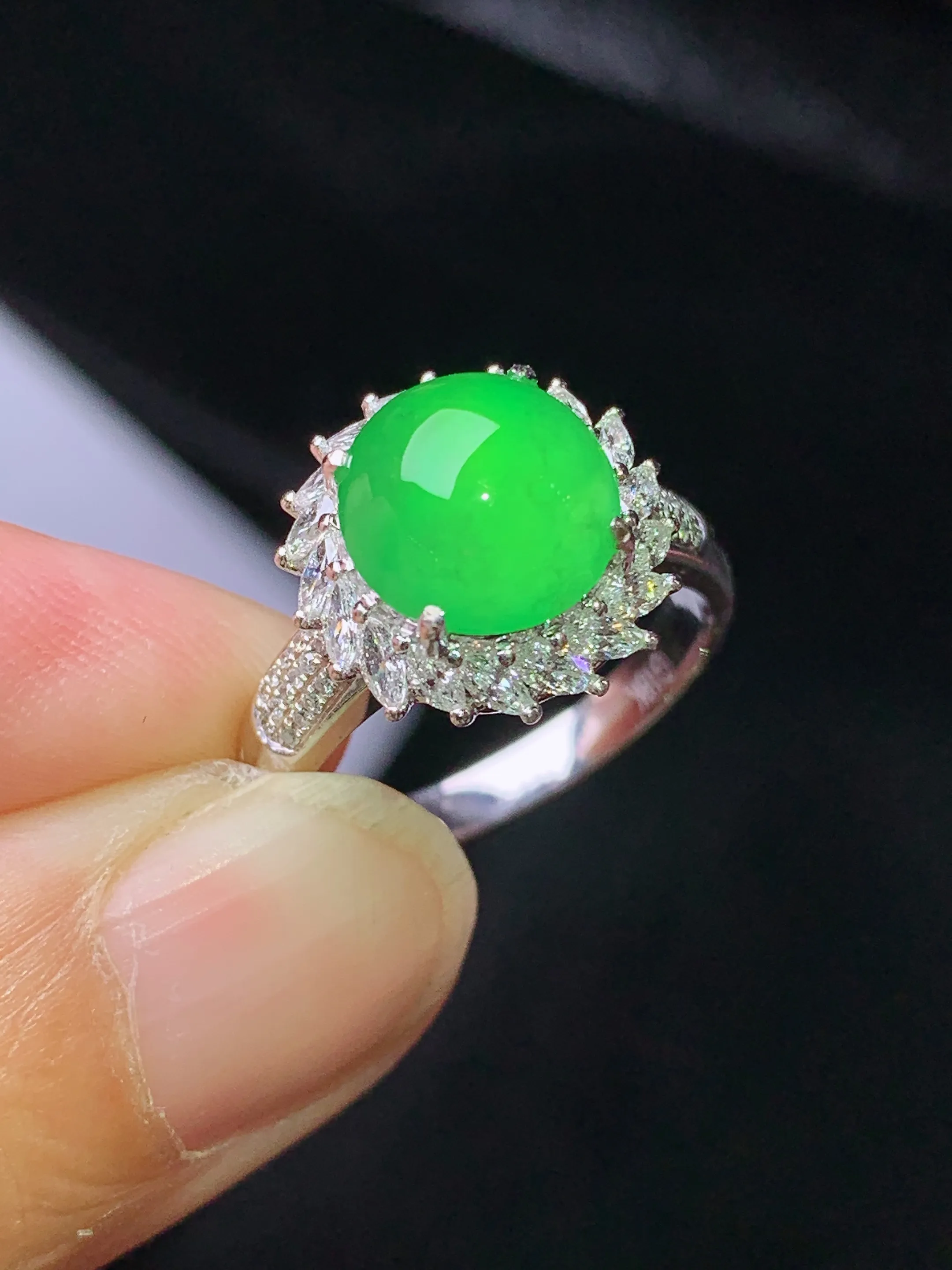 18k金钻镶嵌翠绿蛋面戒指 玉质细腻 色泽清新艳丽 圈口13.5 整体尺寸13*9.6