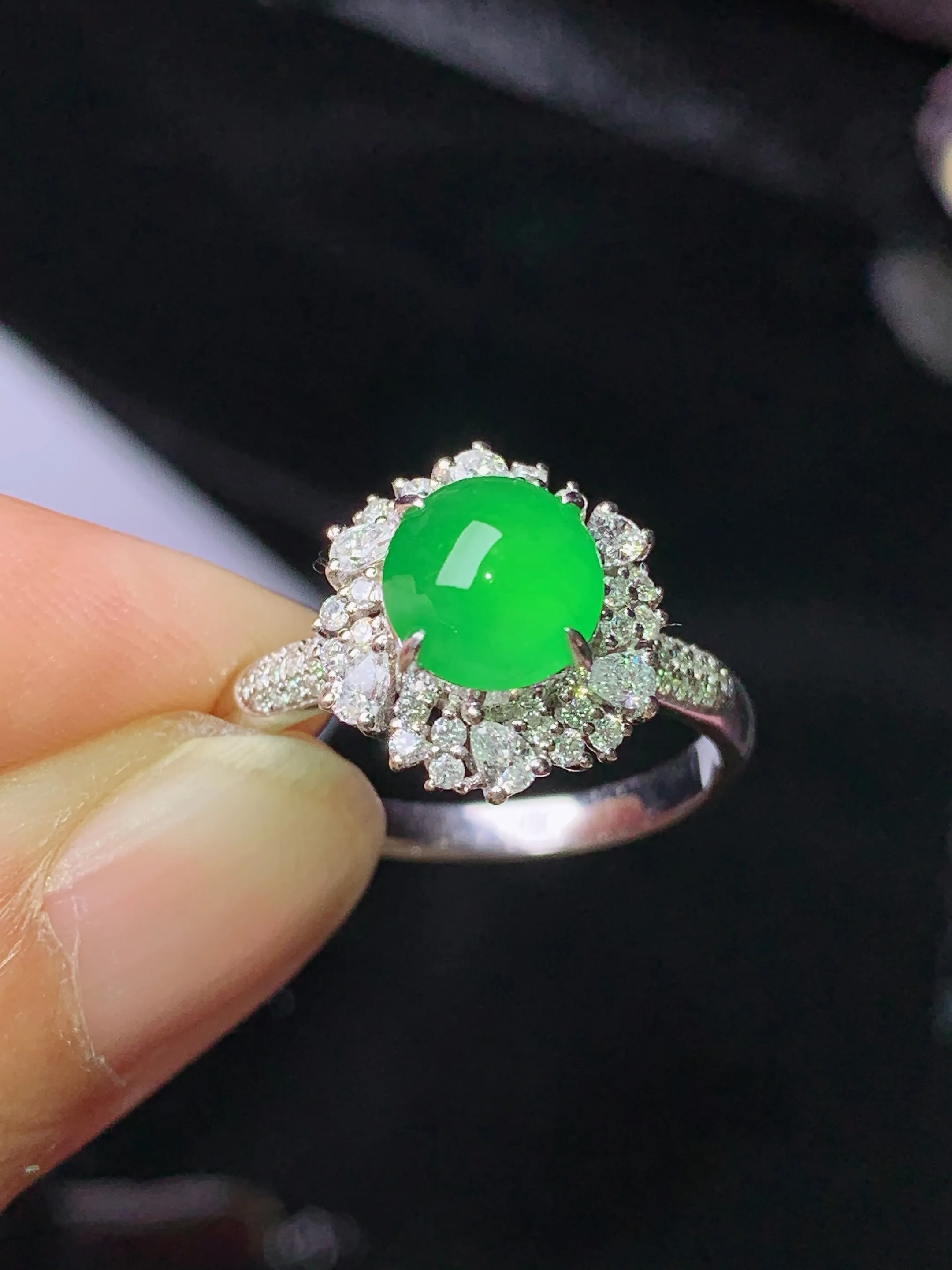 18k金钻镶嵌满绿蛋面戒指 玉质细腻 色泽清新艳丽 圈口14.5 整体尺寸13*11.5*8.5