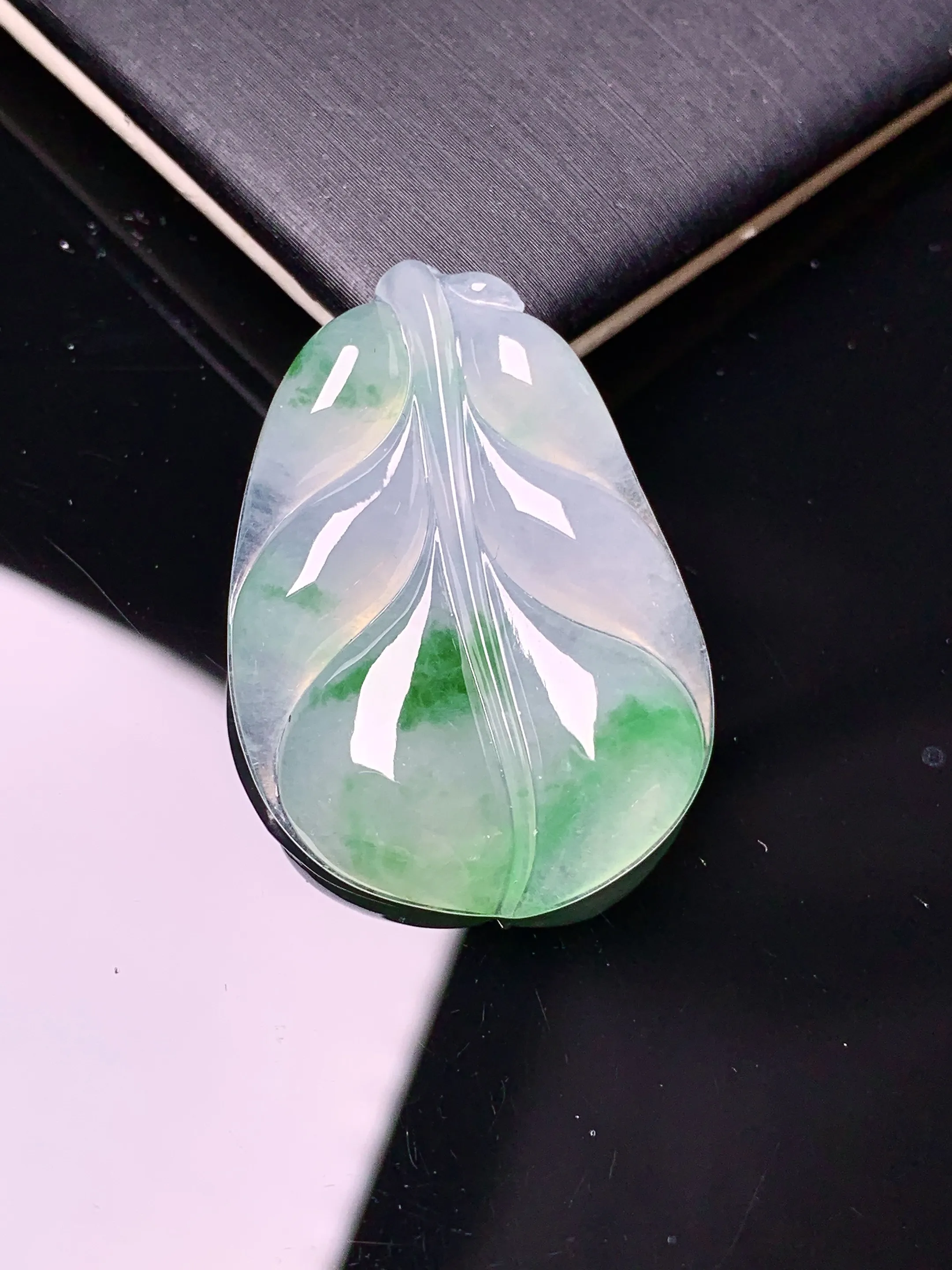 飘绿树叶吊坠 玉质细腻 色泽清新艳丽 整体尺寸32.7*23.2*5