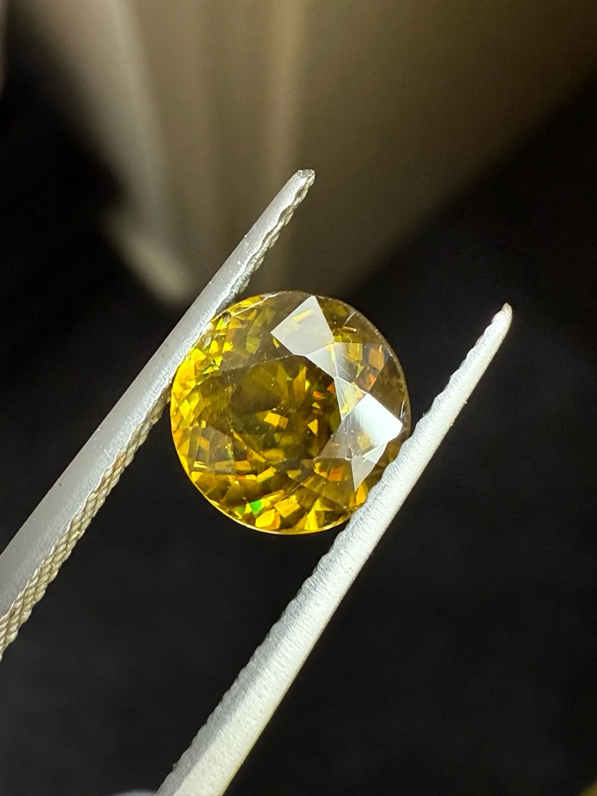 1.92克拉天然榍石戒面裸石，颜色超美，火彩超好，尺寸：7.4*7.5*4.5mm