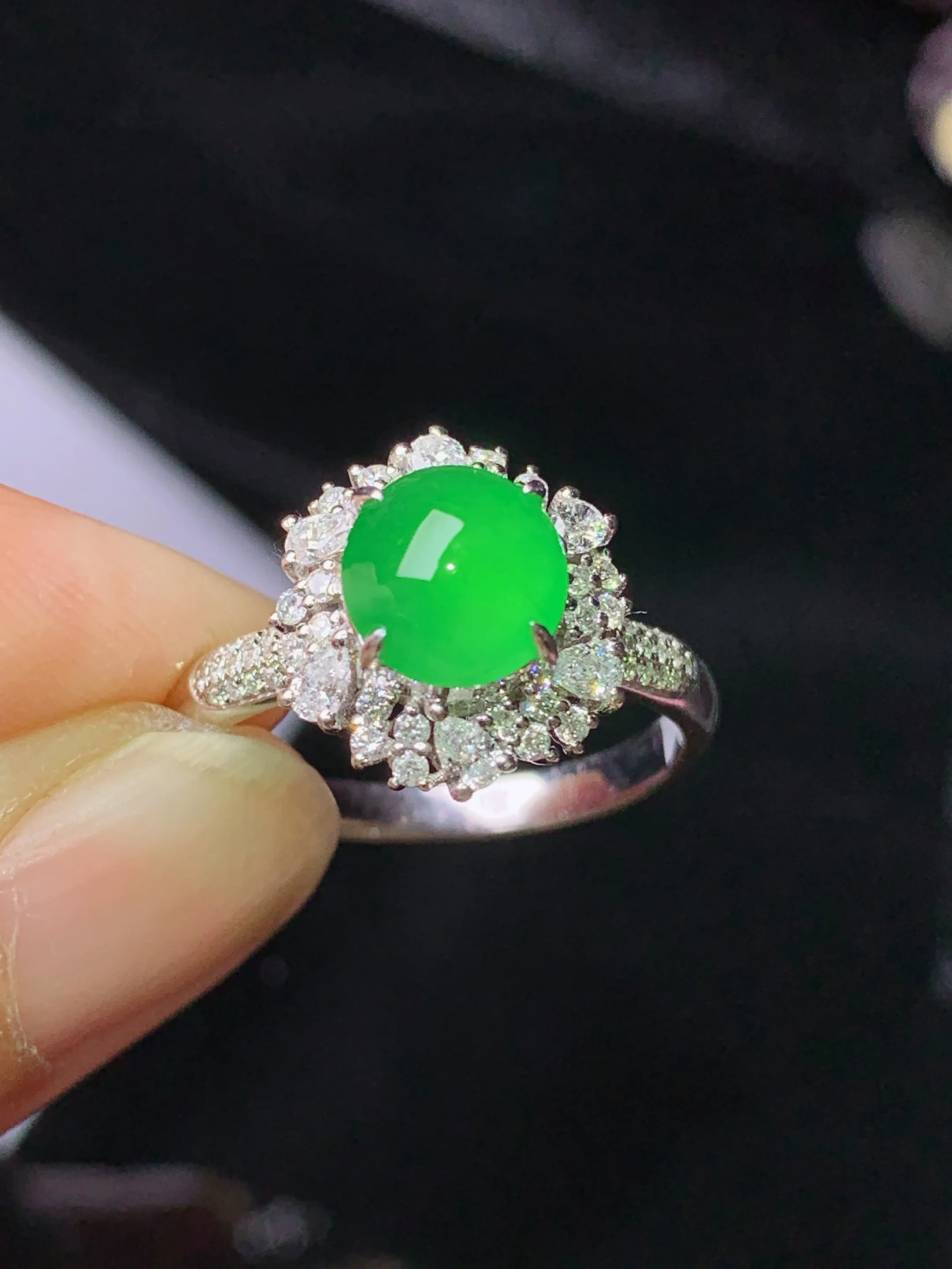 18k金钻镶嵌满绿蛋面戒指 玉质细腻 色泽清新艳丽 圈口14.5 整体尺寸13*11.5*8.5