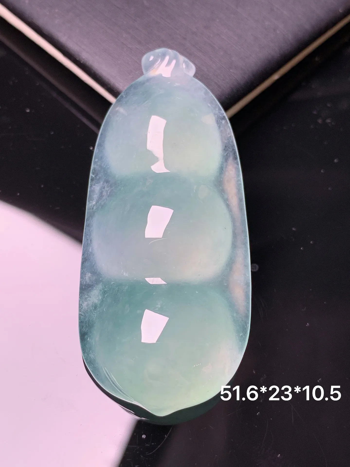 冰种四季豆吊坠 玉质细腻 色泽清新艳丽 整体尺寸51.6*23*10.5