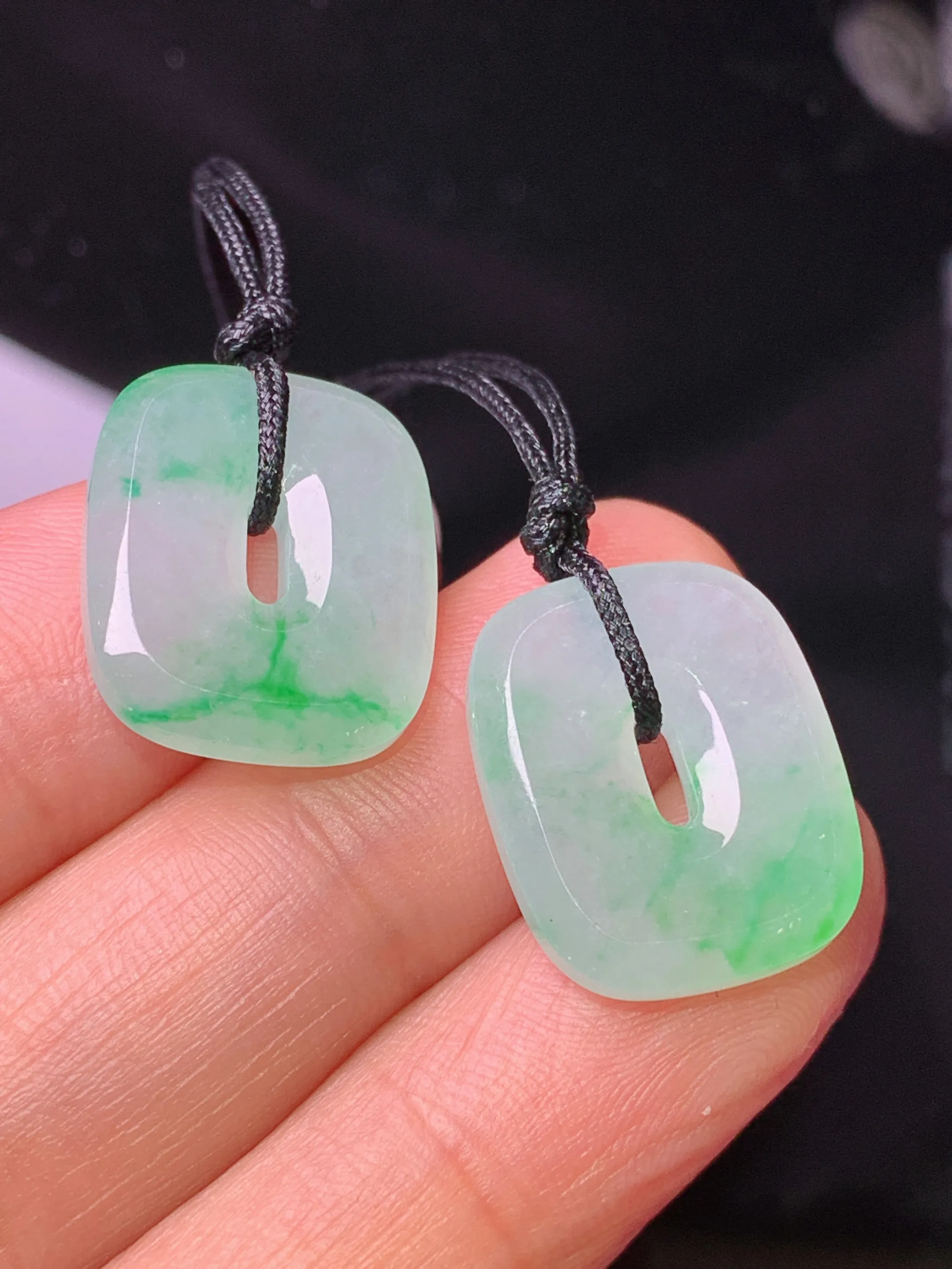 飘绿平安扣一对 玉质细腻 色泽清新艳丽 整体尺寸17.8*14.8*3.8