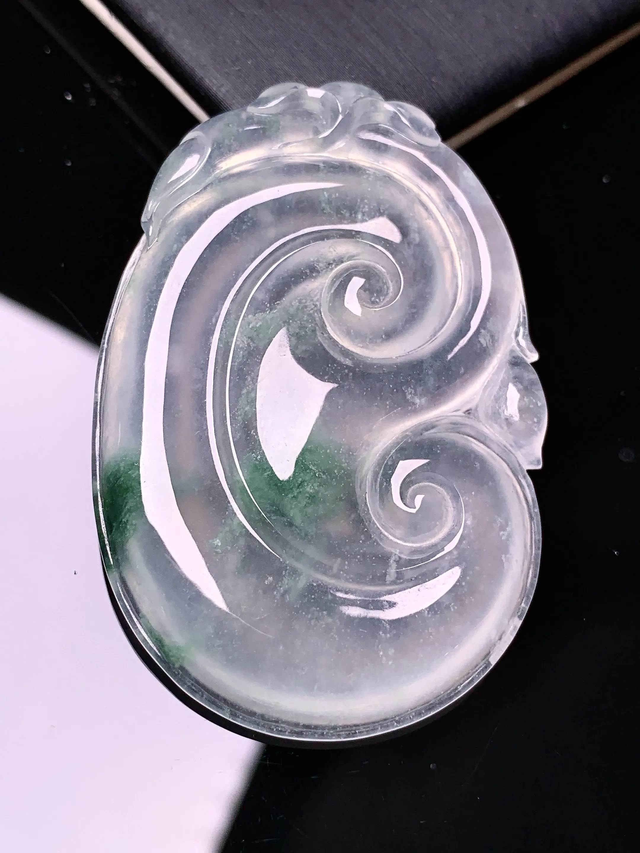 飘绿如意吊坠 玉质细腻 色泽清新艳丽 整体尺寸48.2*32.2*4.8