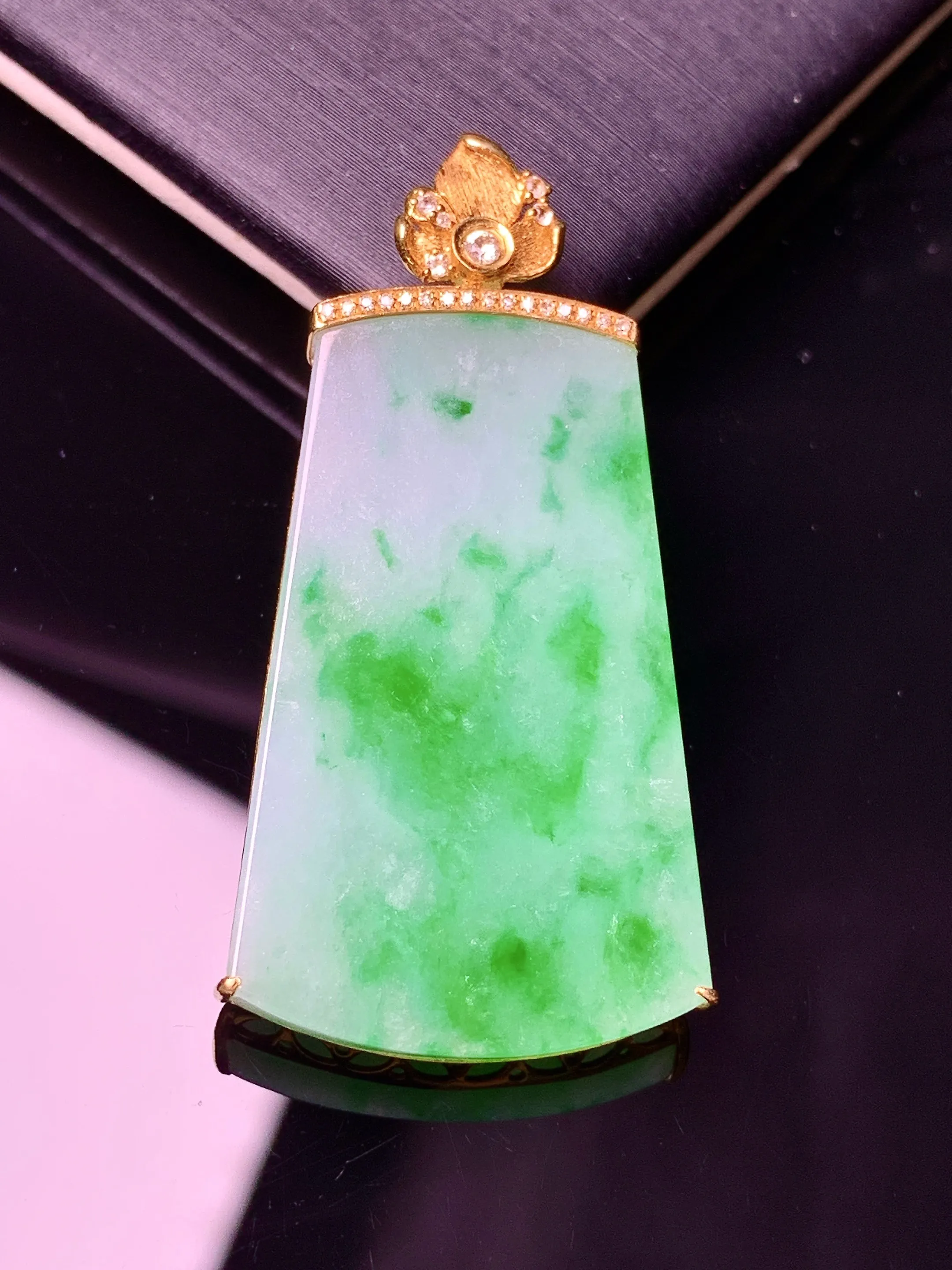 18k金钻镶嵌飘绿无事牌吊坠 玉质细腻 色泽清新艳丽 整体尺寸39.5*20.5*5.2